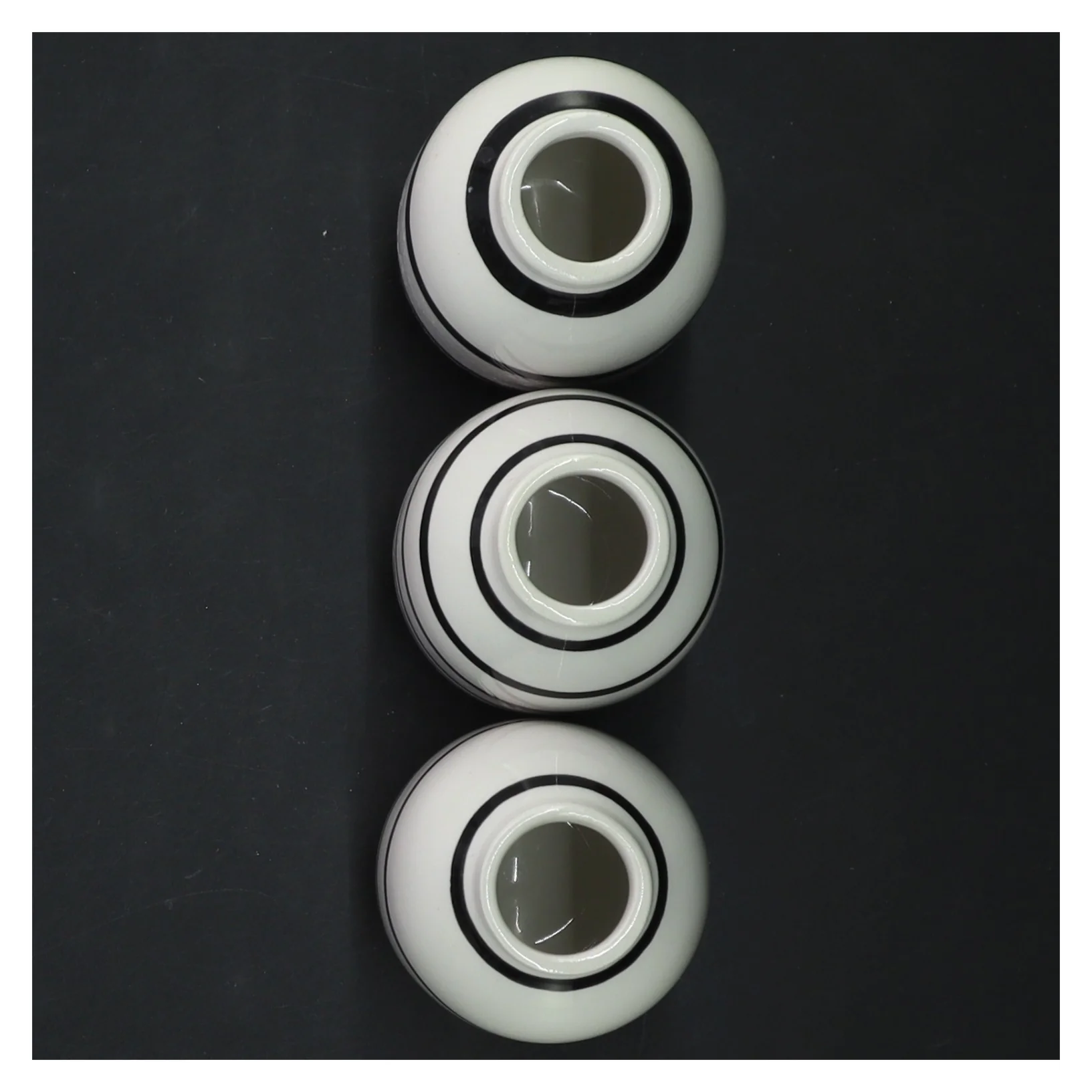 Sæt med 3 sorte og hvide vaser fra Kähler (str. 8 cm)