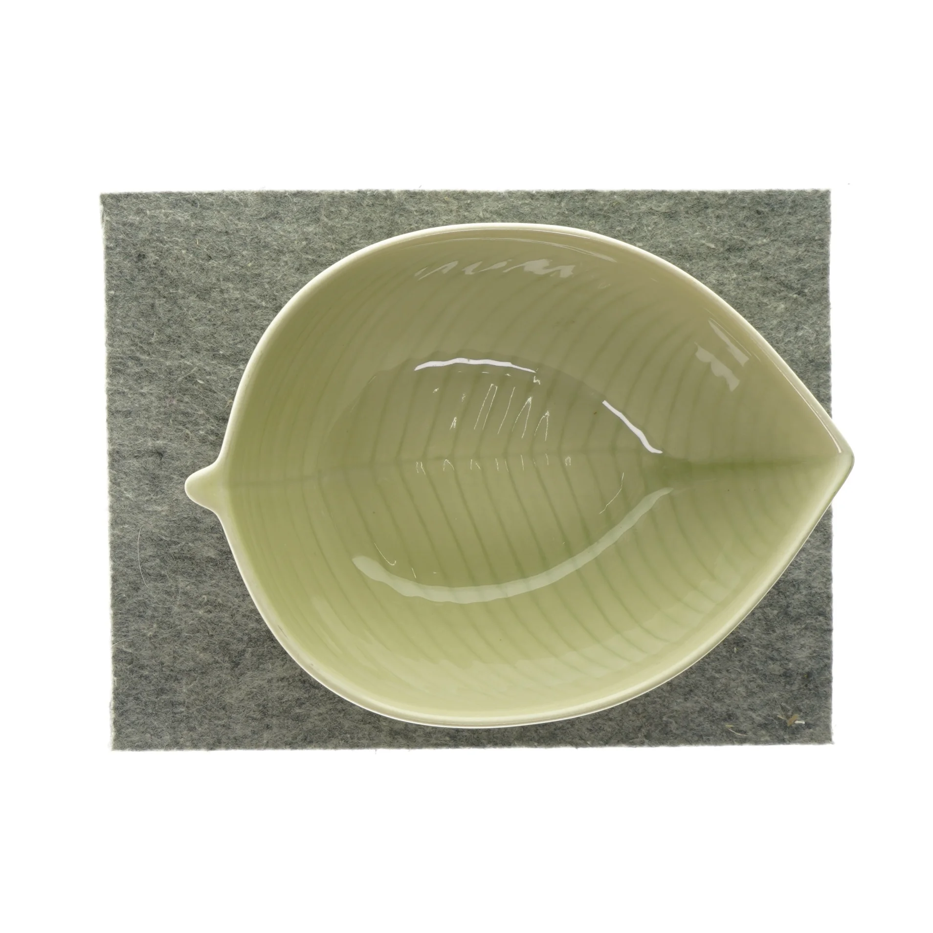 Bladformet skål fra Broste (str. 9 x 21cm)