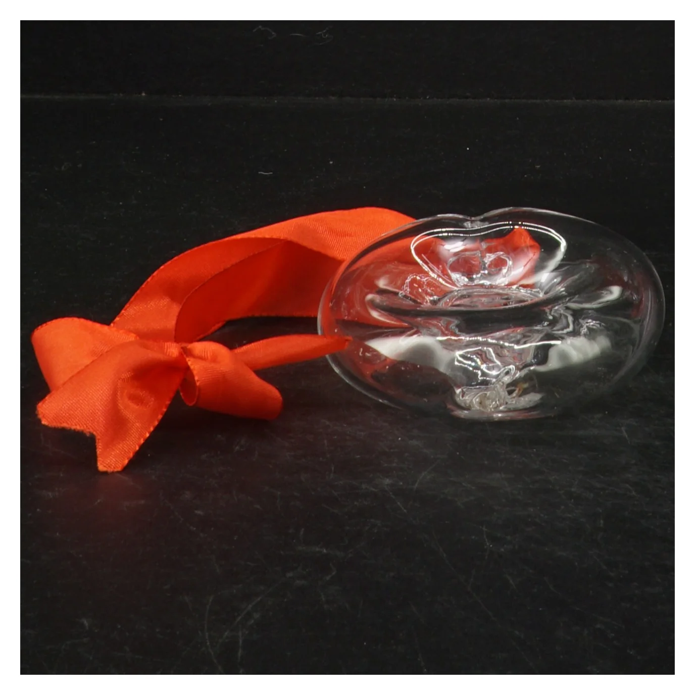 Glashjerte med rød sløjfe (str. 11 cm)