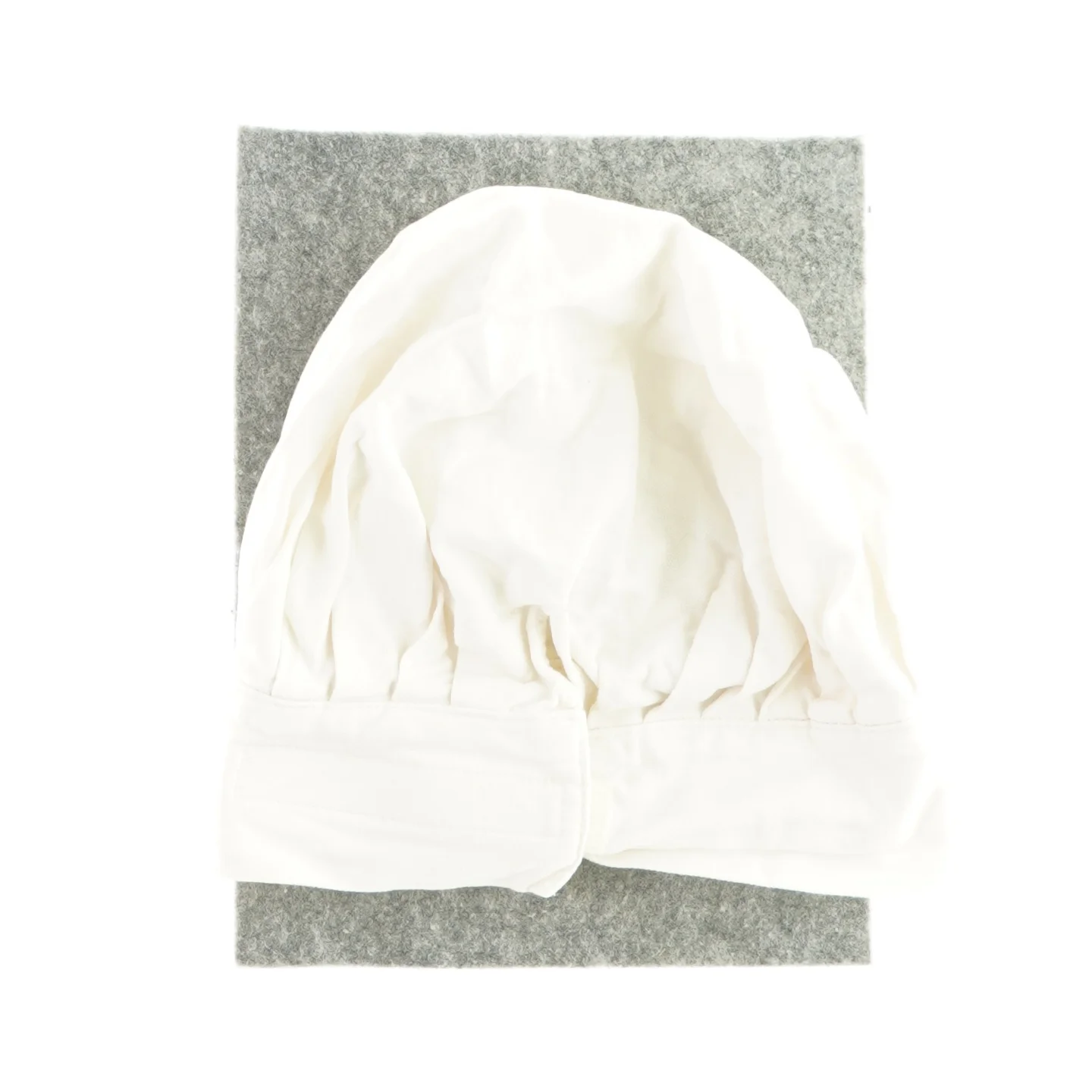 Lille hvid babyhat fra Sebra, justerbar størrelse