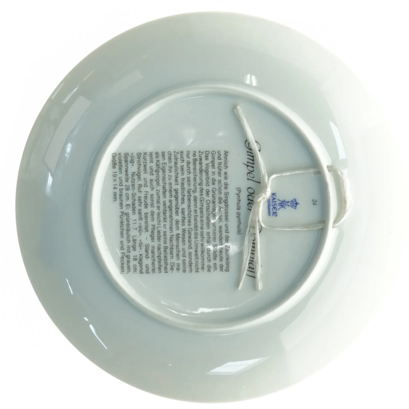 Dekorativ porcelænstallerken med fuglemotiv fra Kaiser (str. Diameter 20 cm)