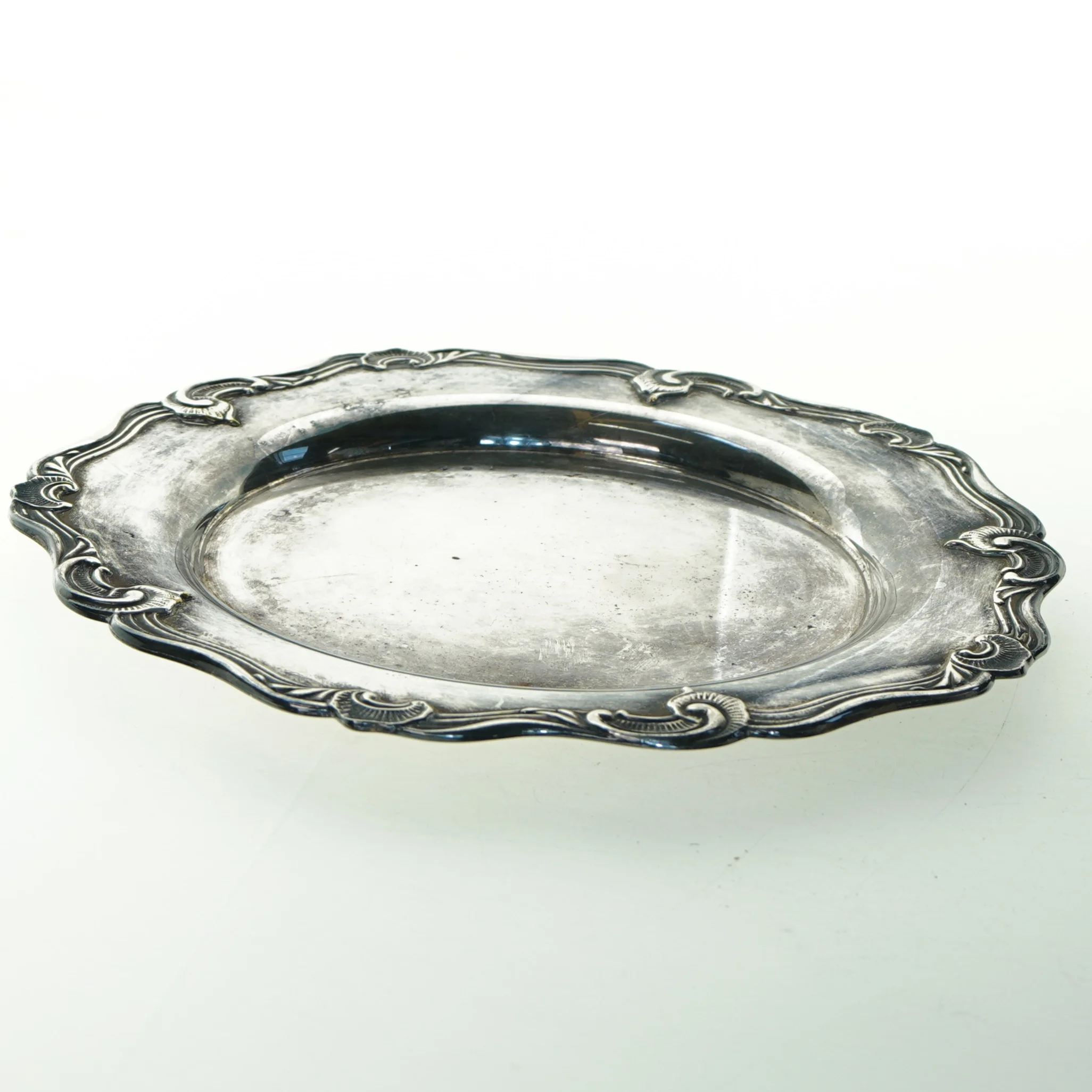 Dekorativ rund bakke i sølv (str. Ø 26 cm)