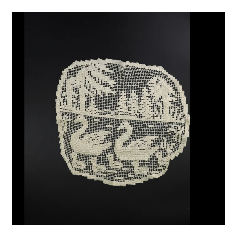Hæklet borddug med svaner (str. 38 x 36 cm)