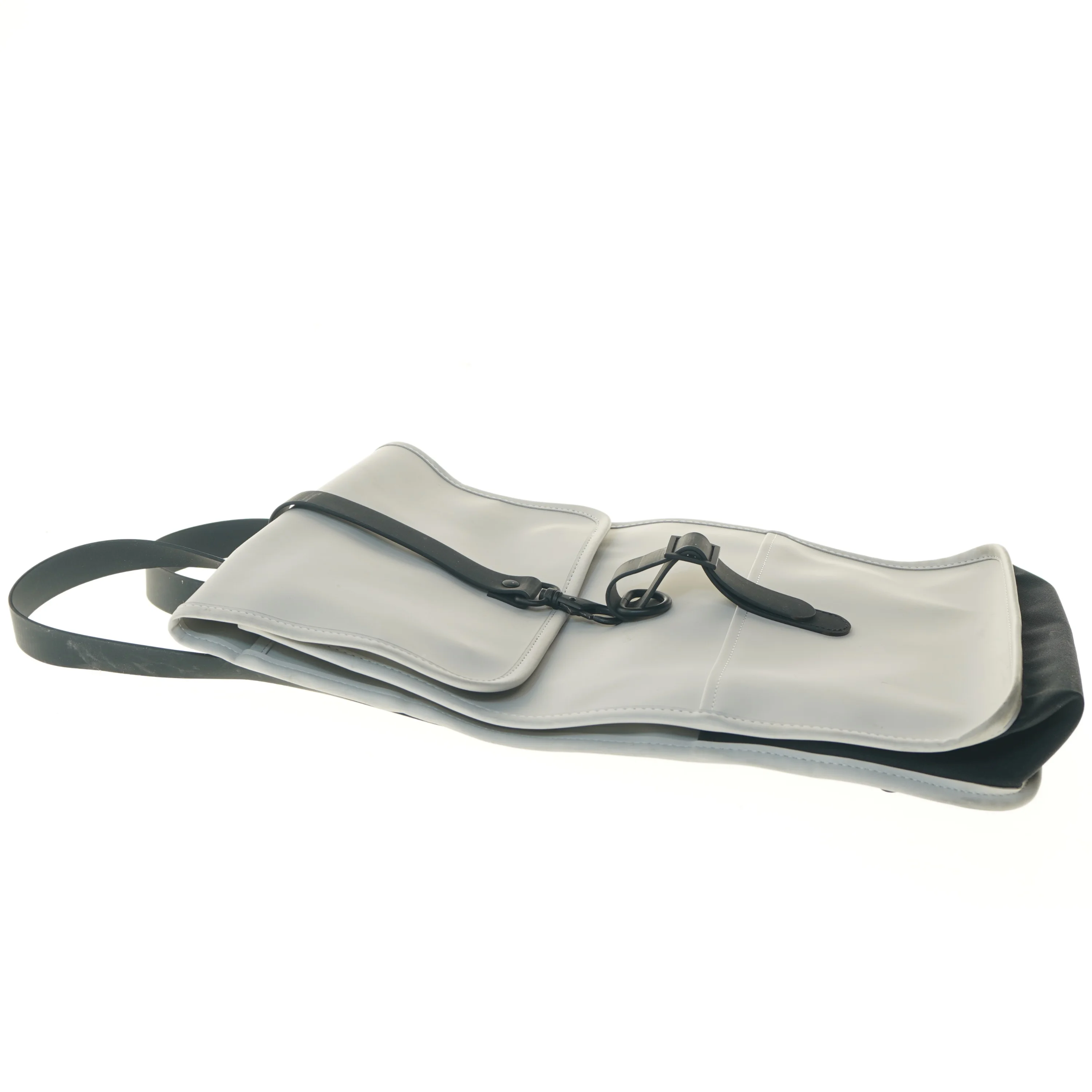 Rygsæk med klaplukning fra Rains (str. 43x29 cm)