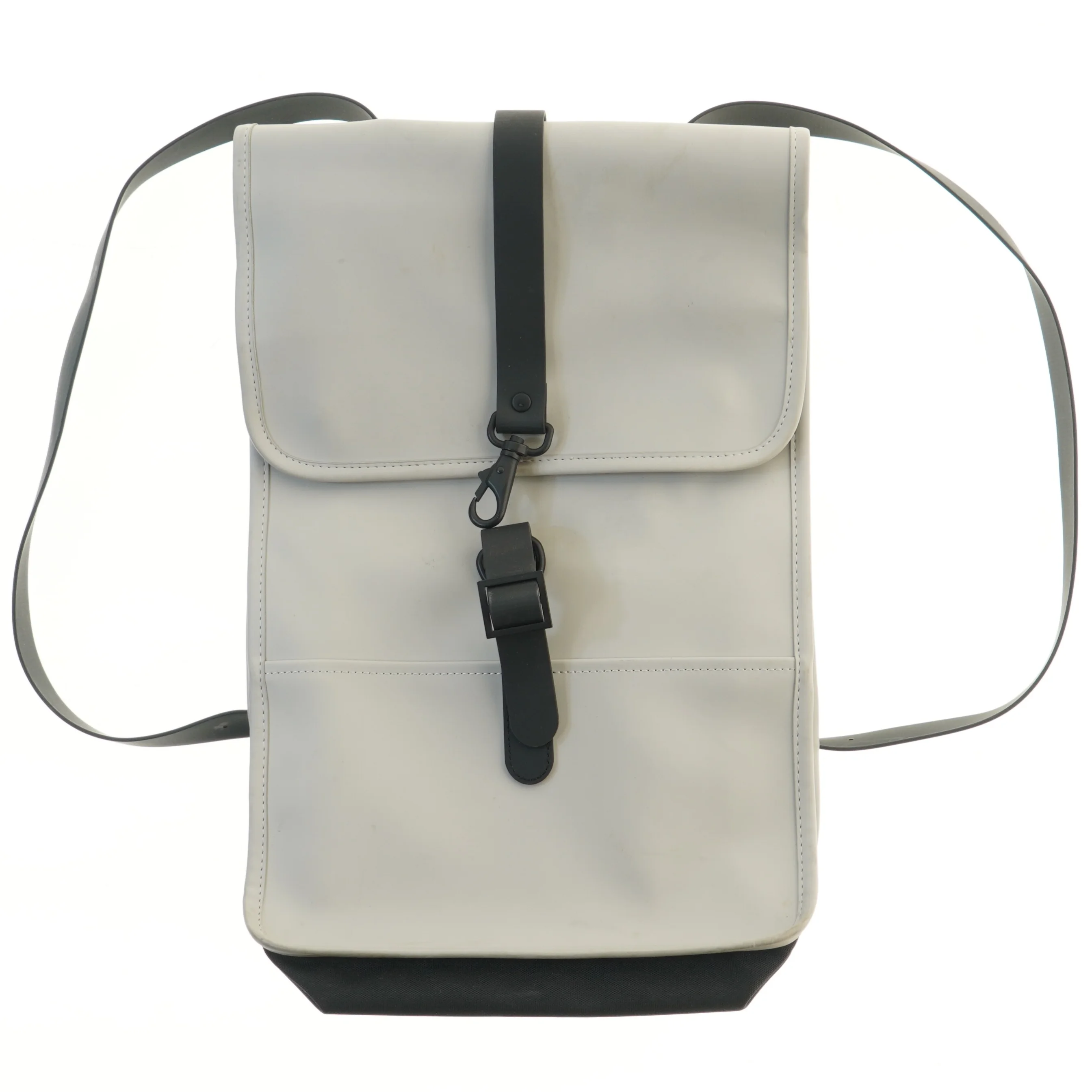 Rygsæk med klaplukning fra Rains (str. 43x29 cm)