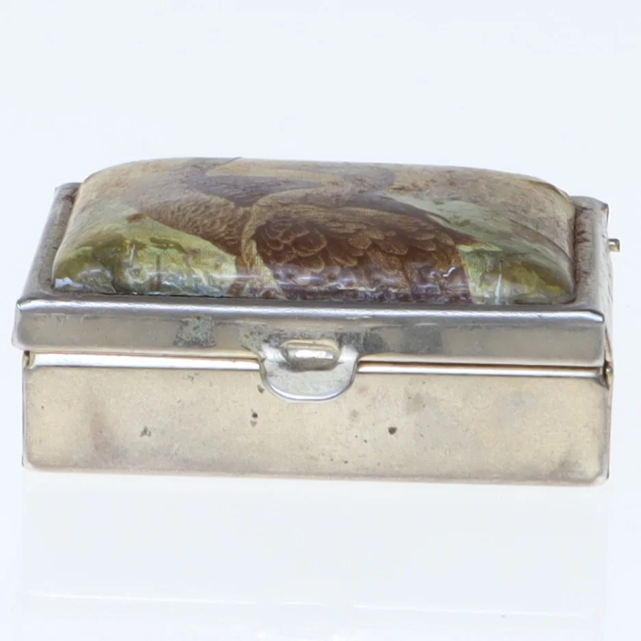 Lille rektangulær metalæske med fuglemotiv (str. 4x3 cm)