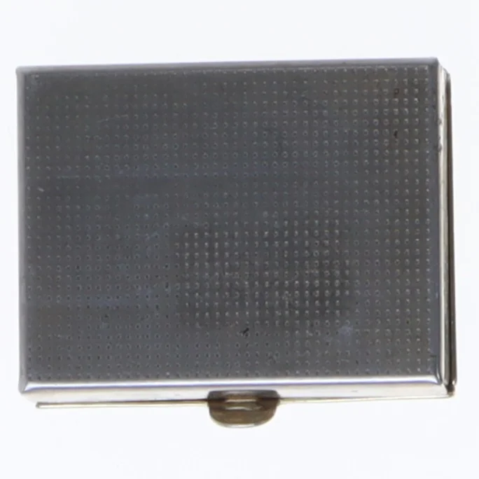 Lille rektangulær metalæske med fuglemotiv (str. 4x3 cm)