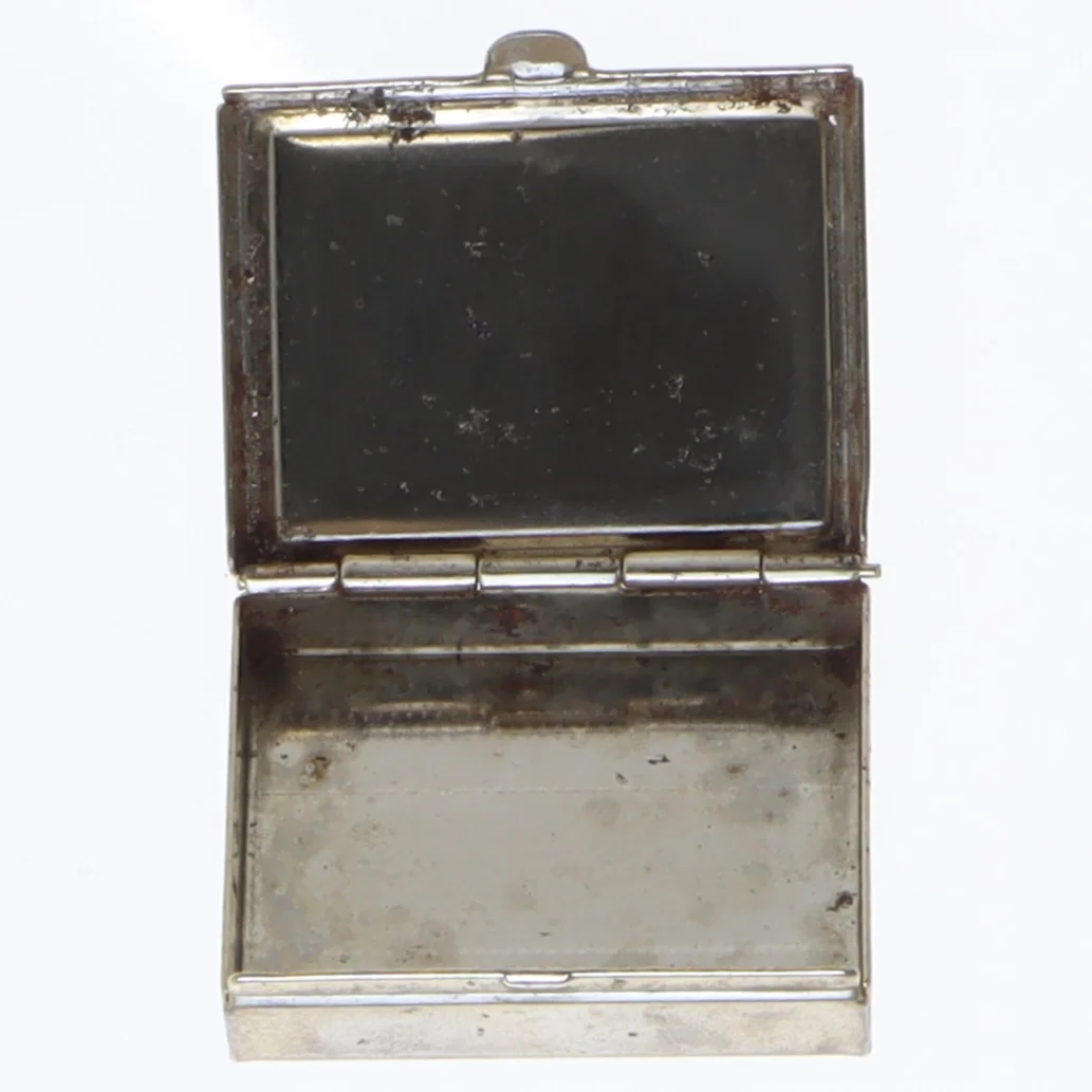 Lille rektangulær metalæske med fuglemotiv (str. 4x3 cm)