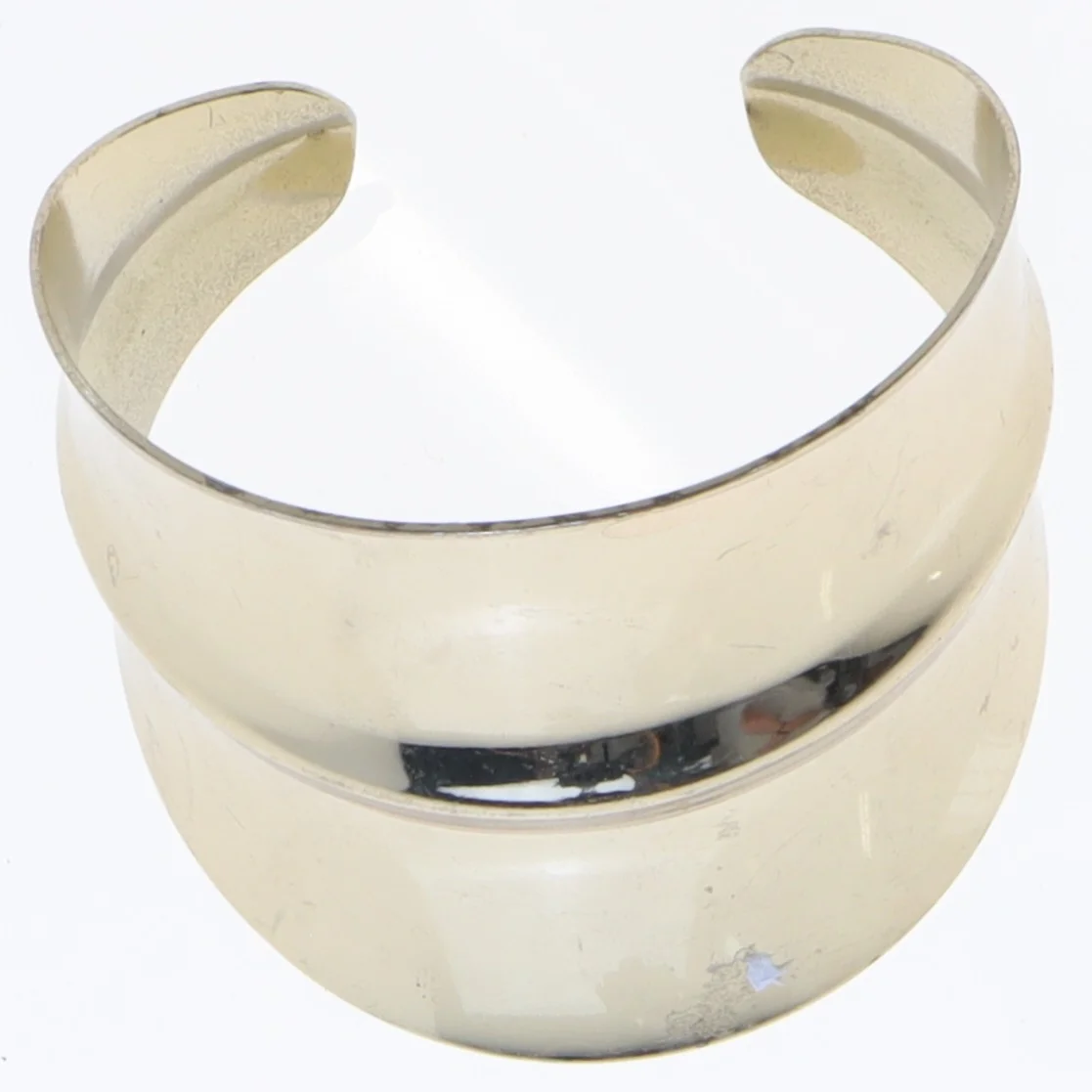 Guldfarvet armbånd (str. Ø 6 cm)