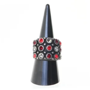 Dekoreret ring med røde og klare sten (str. 57)