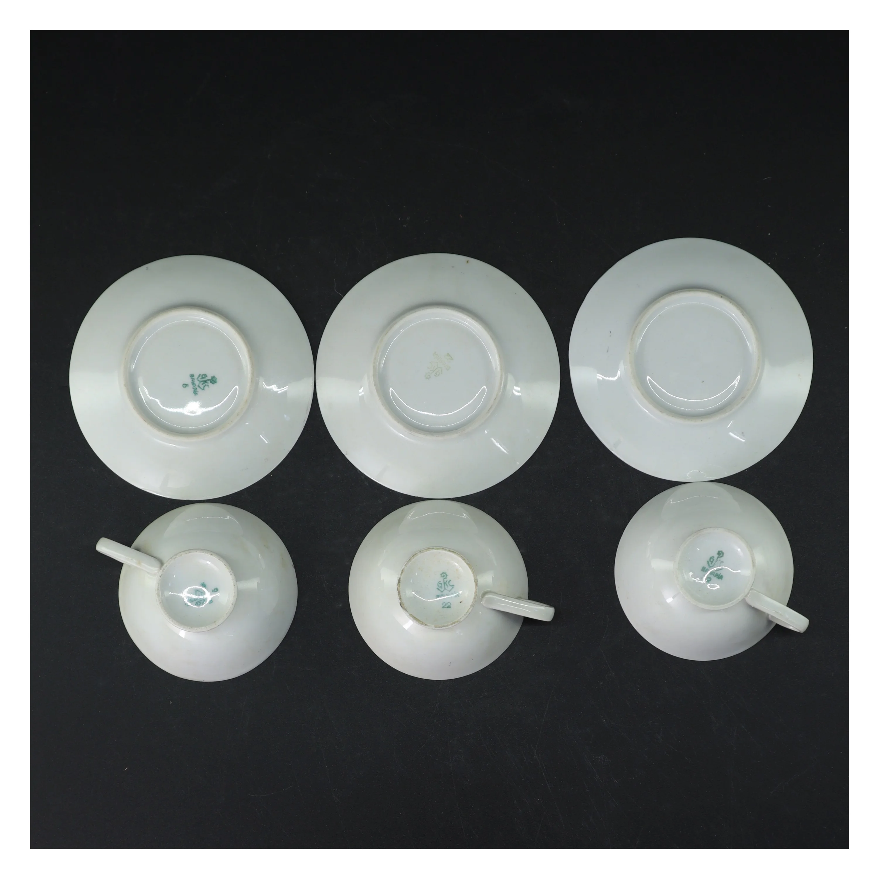 Porcelænskopper med underkopper fra Bavaria (str. Kopper. ø. 9 cm. tallerkener. ø. 12 cm)