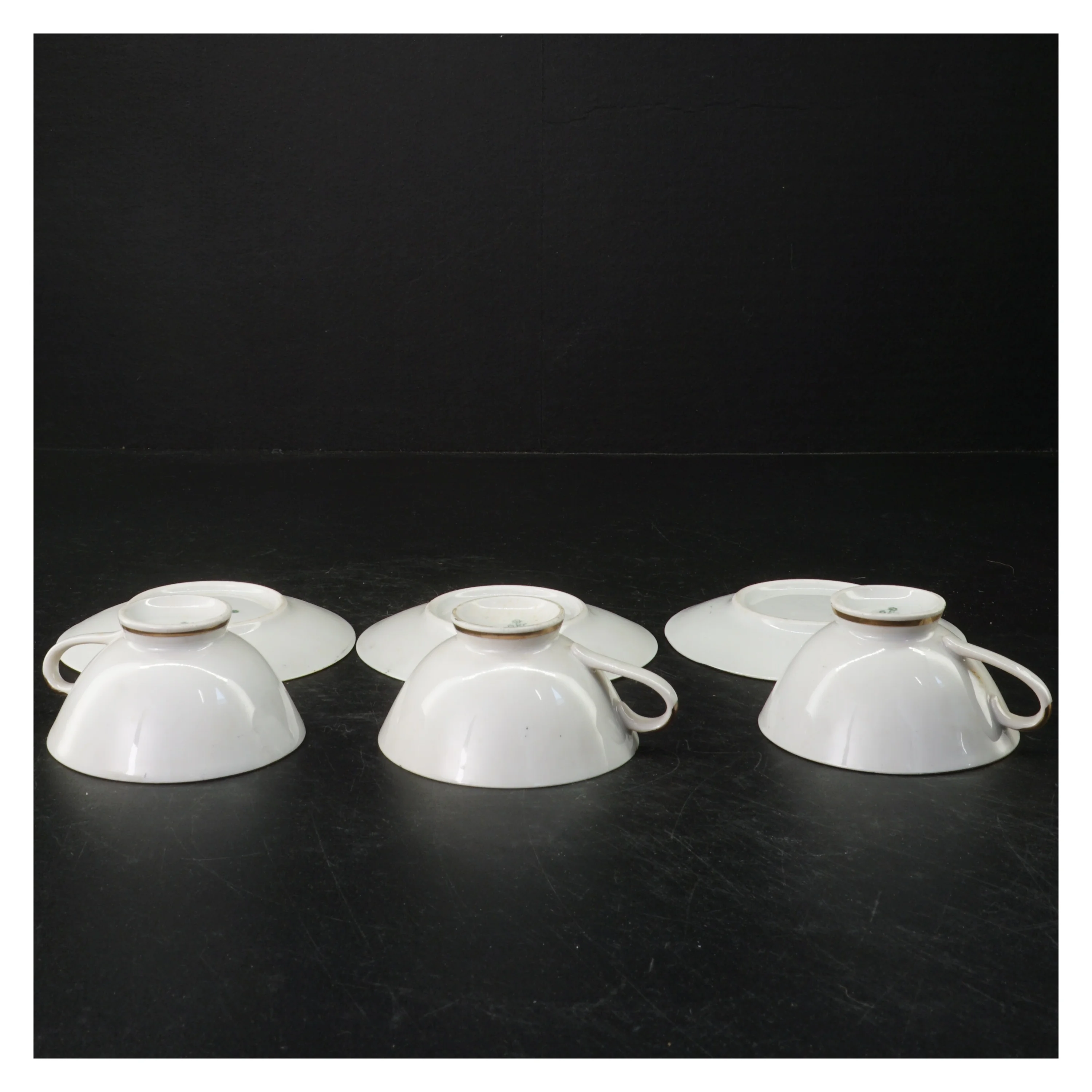 Porcelænskopper med underkopper fra Bavaria (str. Kopper. ø. 9 cm. tallerkener. ø. 12 cm)