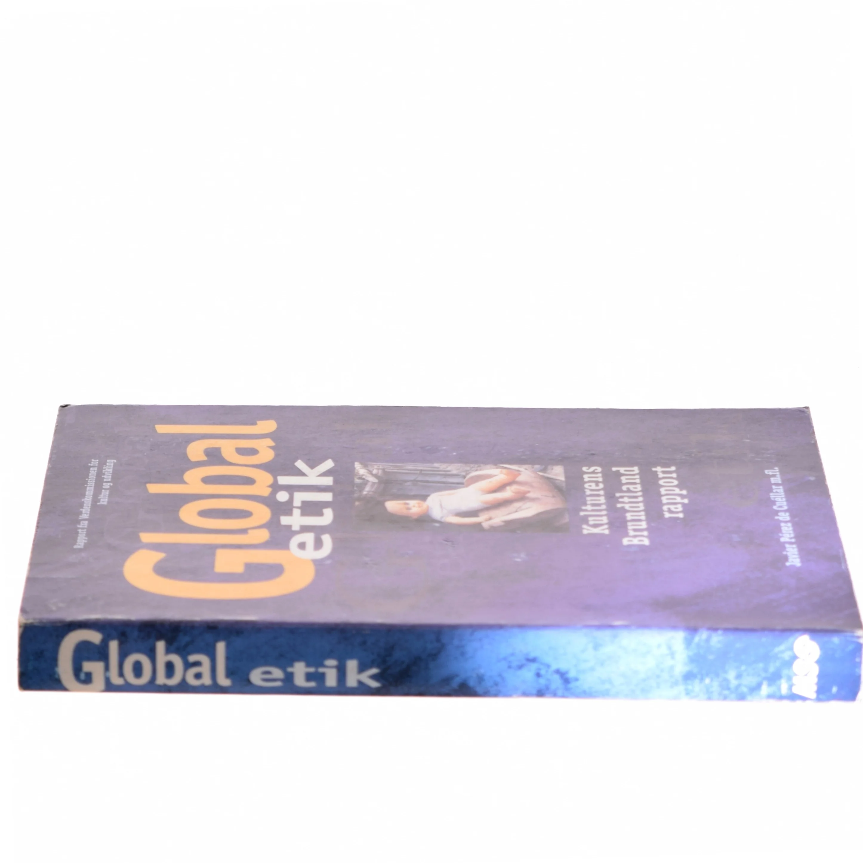 Global etik : kulturens Brundtlandrapport : rapport fra Verdenskommissionen for kultur og udvikling af Javier Pérez de Cuéllar m.fl. (Bog)