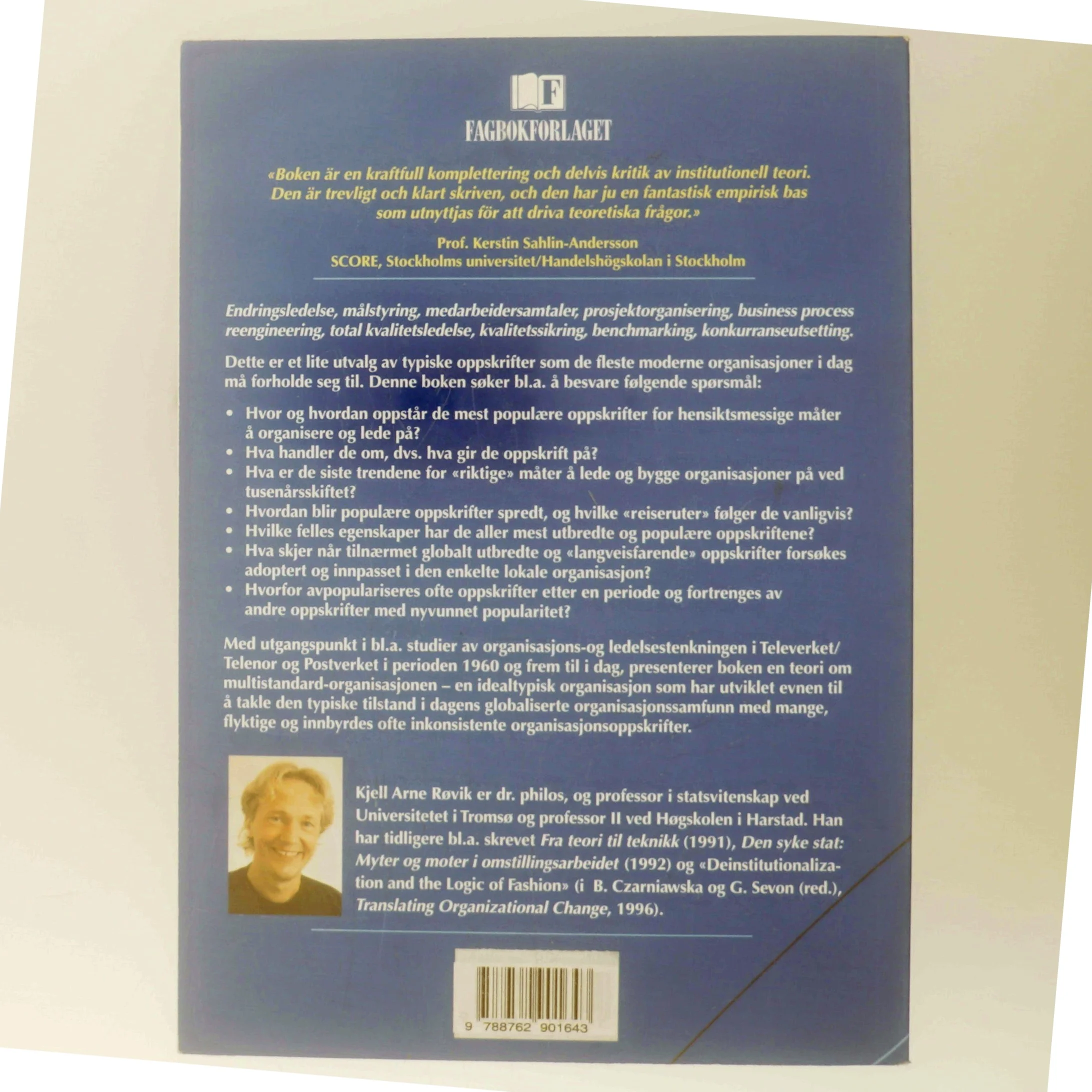 Moderne organisasjoner : Trender i organisasjonstenkningen ved tusenårsskiftet af Kjell Arne Røviks (Bog)