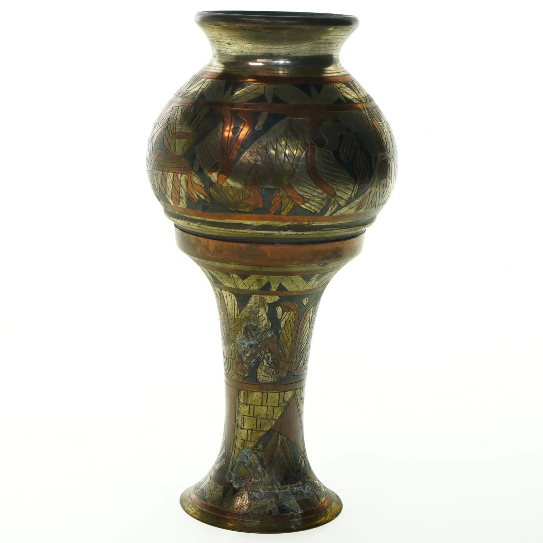 Dekoreret messing vase (str. 23x12 cm)