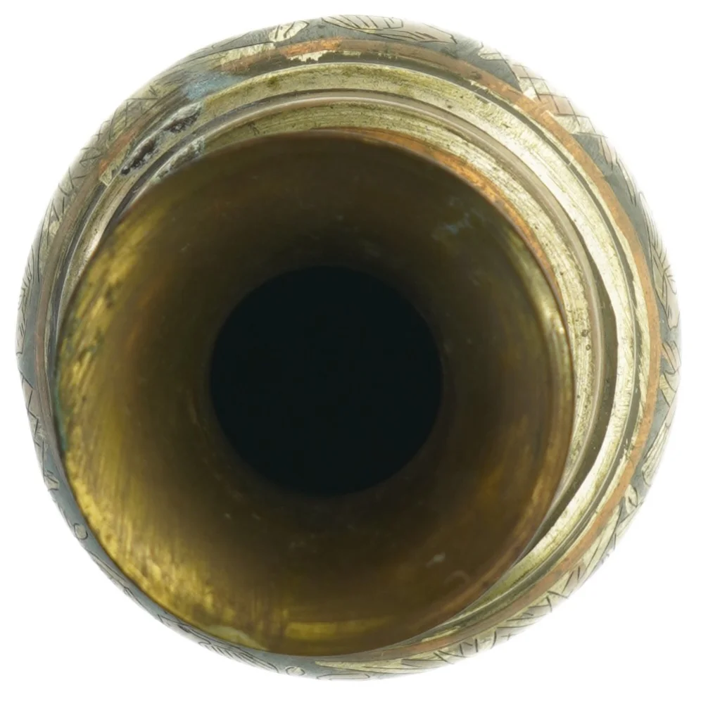 Dekoreret messing vase (str. 23x12 cm)