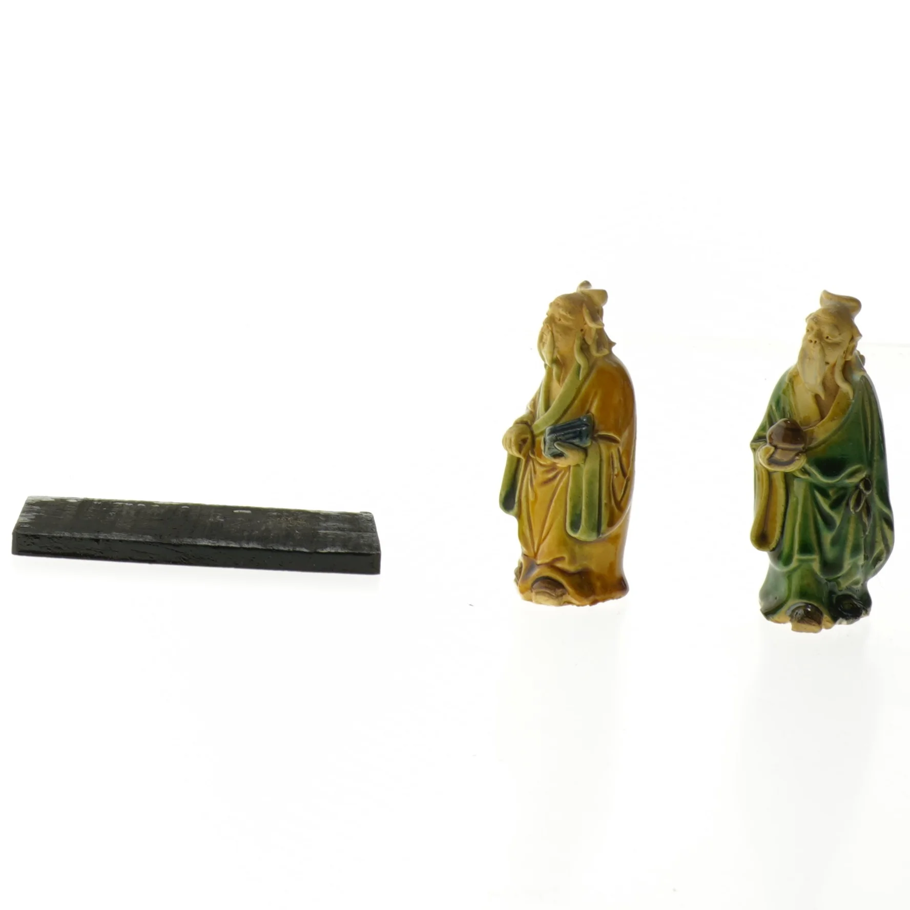 Keramiske figurer af to vise mænd (str. 9 cm)