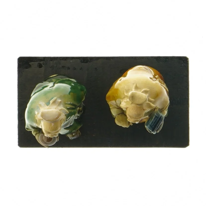 Keramiske figurer af to vise mænd (str. 9 cm)