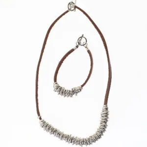 Smykkesæt med lædersnor (str. 52 cm. 23 cm)