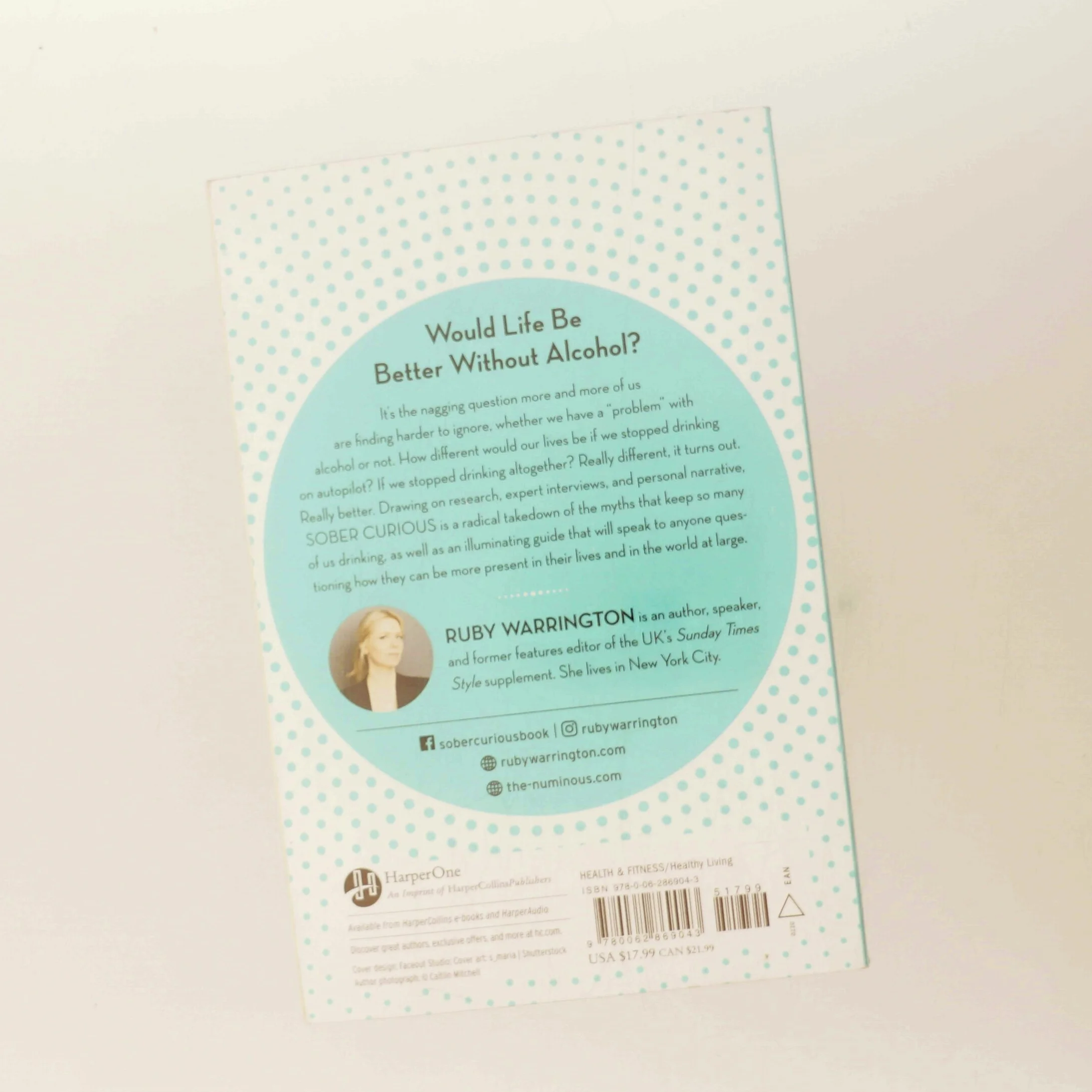 Sober curious : the blissful sleep, greater focus, limitless presence, and deep connection awaiting us all on the other side of alcohol af Ruby Warrington (Bog)