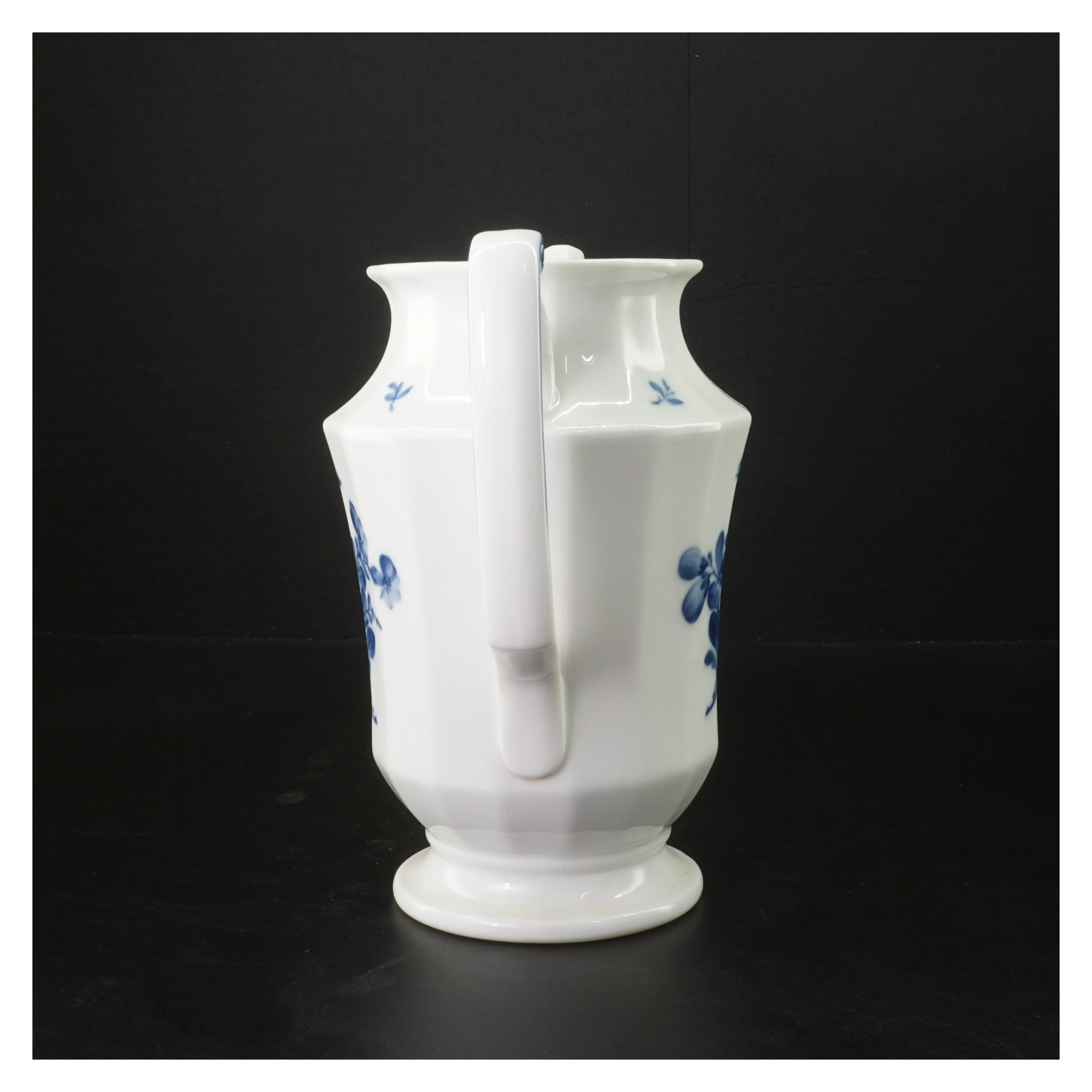 Porcelænskaffekande med blå blomst fra Royal Copenhagen (str. 24 cm)