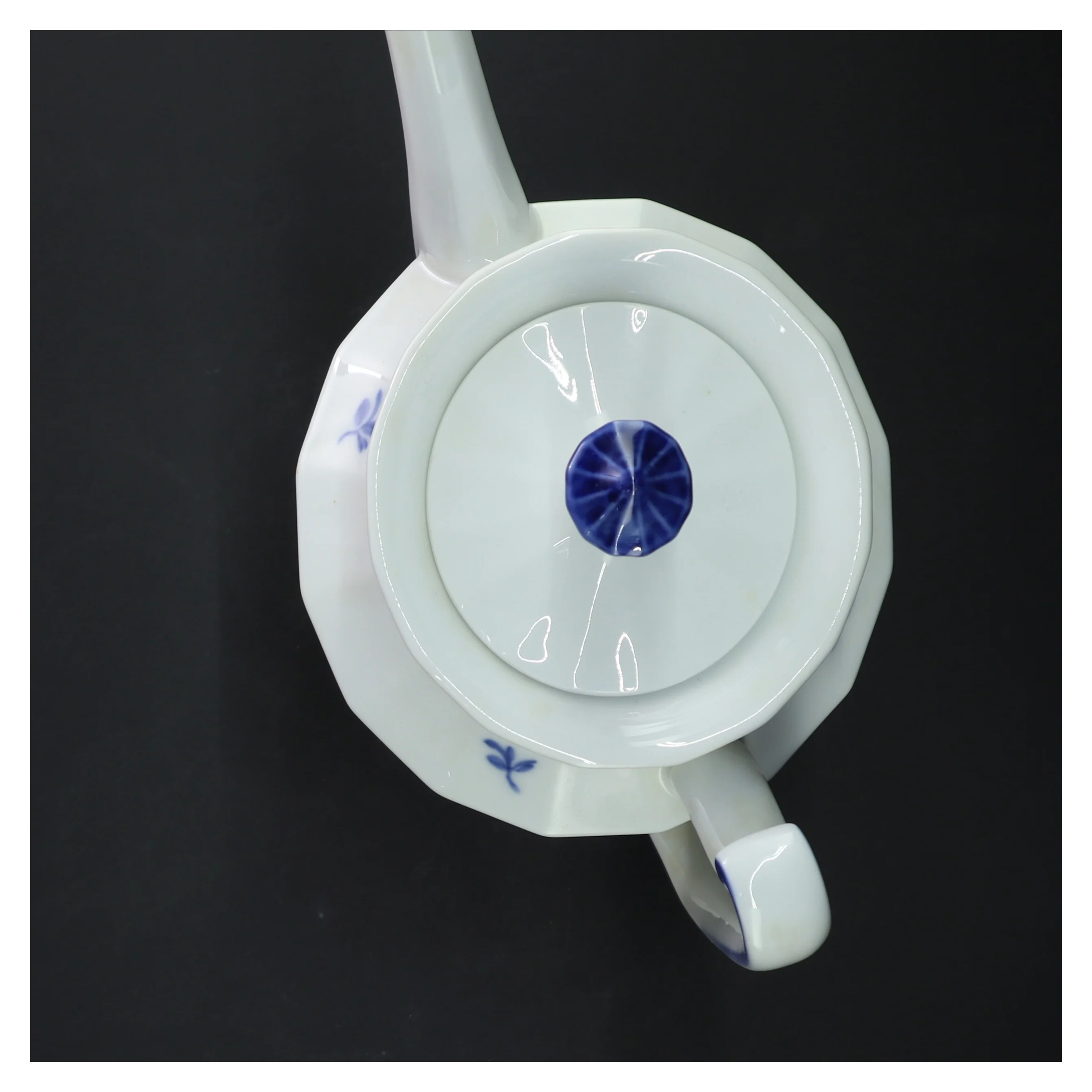 Porcelænskaffekande med blå blomst fra Royal Copenhagen (str. 24 cm)