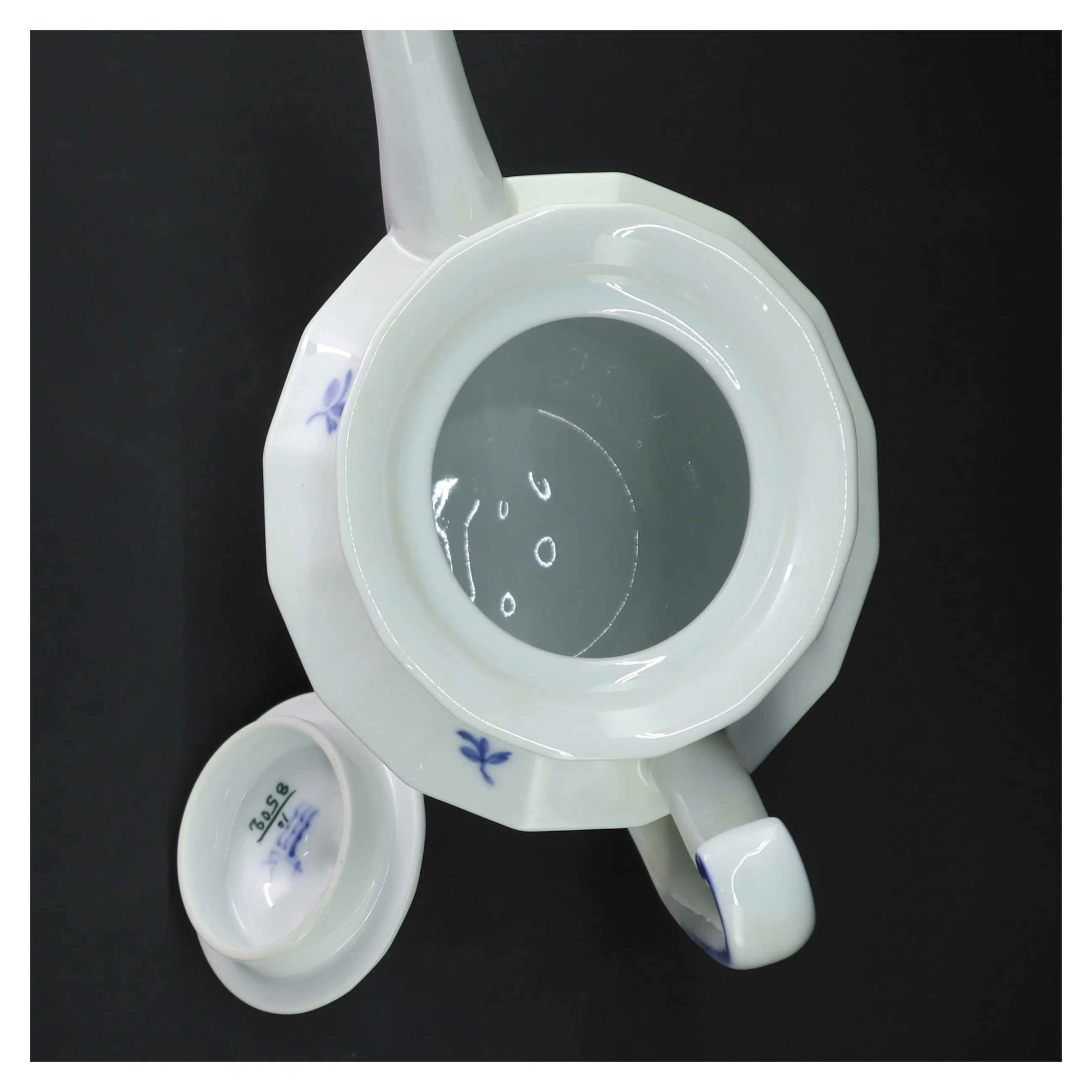 Porcelænskaffekande med blå blomst fra Royal Copenhagen (str. 24 cm)