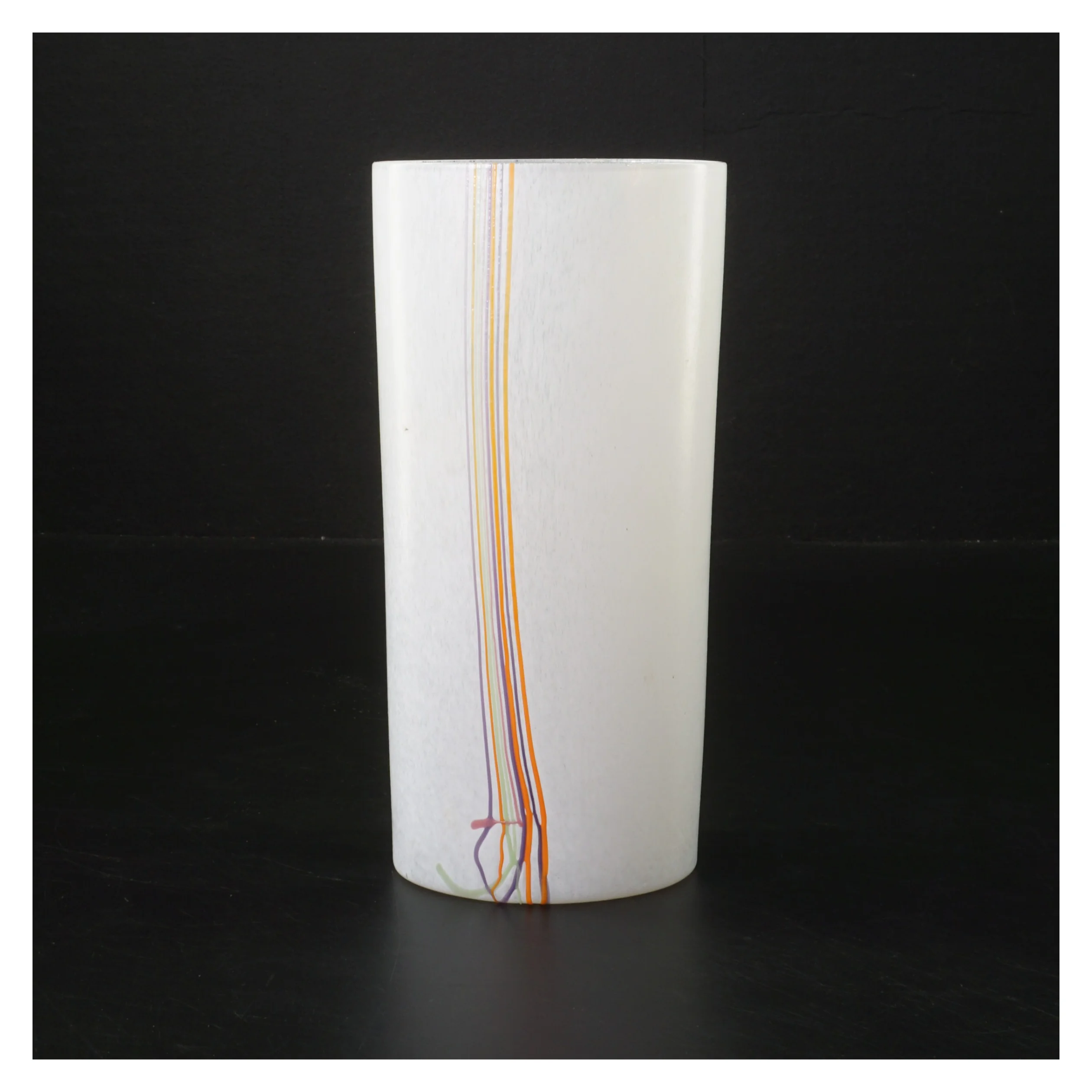 Hvid glasvase med farvestriber fra kostaBoda (str. 18,5 cm)