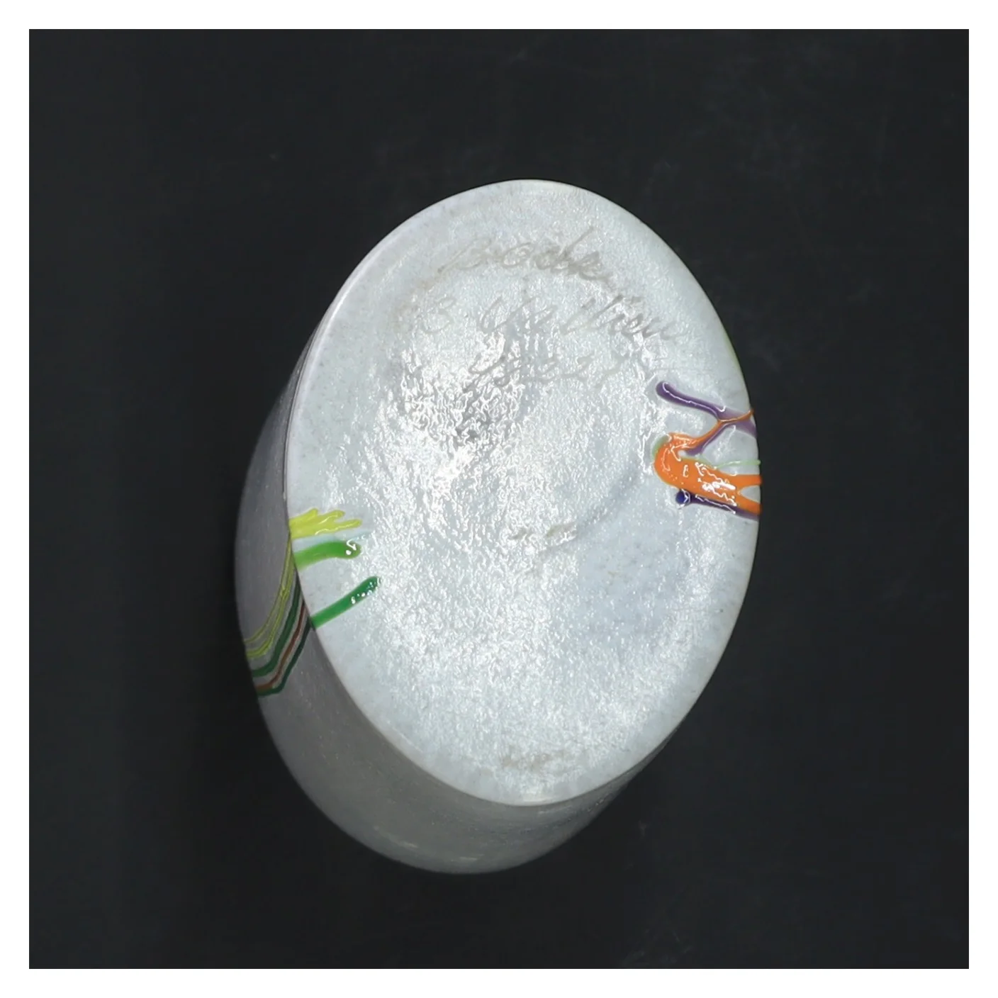 Hvid glasvase med farvestriber fra kostaBoda (str. 18,5 cm)