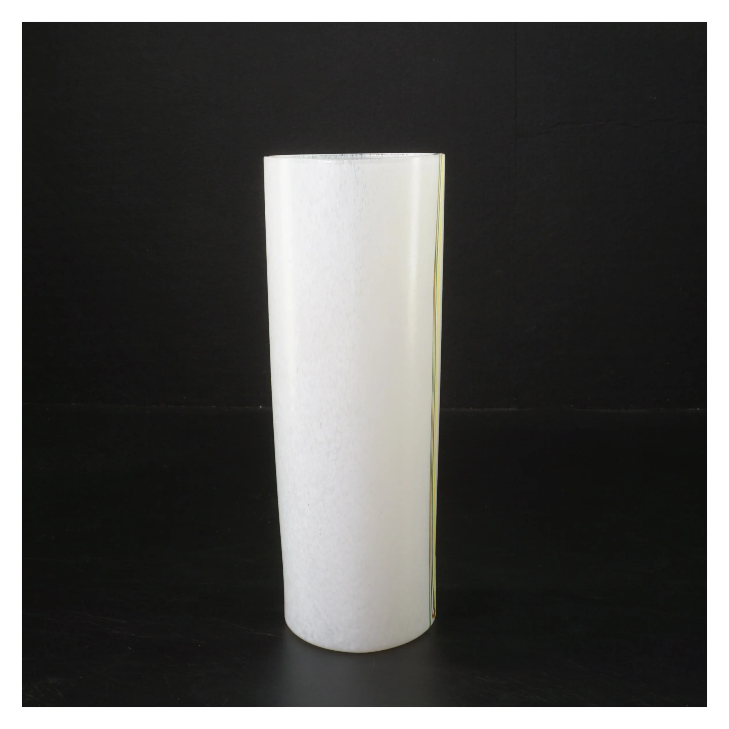 Hvid glasvase med farvestriber fra kostaBoda (str. 18,5 cm)