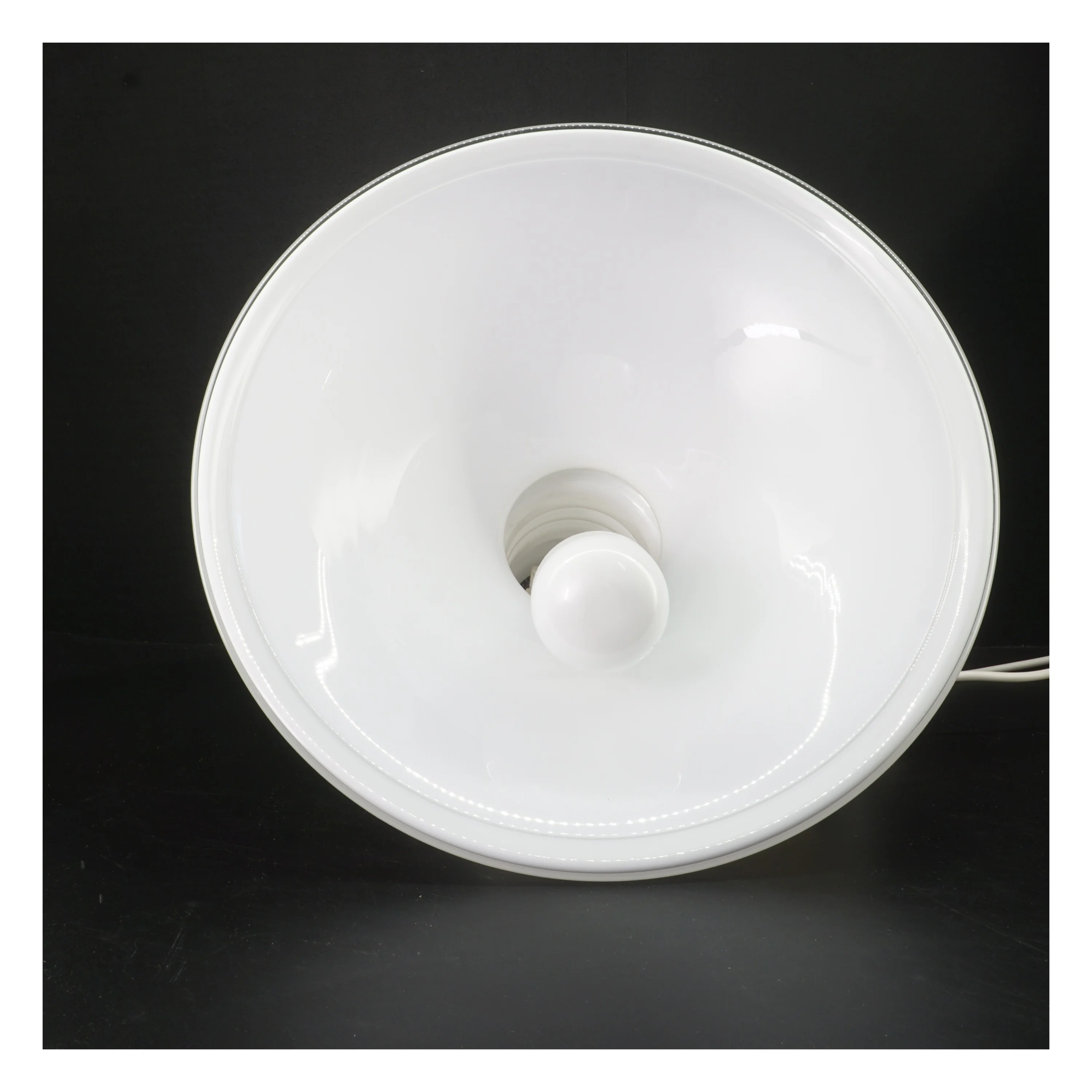 Hvid pendellampe fra Holmegaard (str. Ø 36 cm)