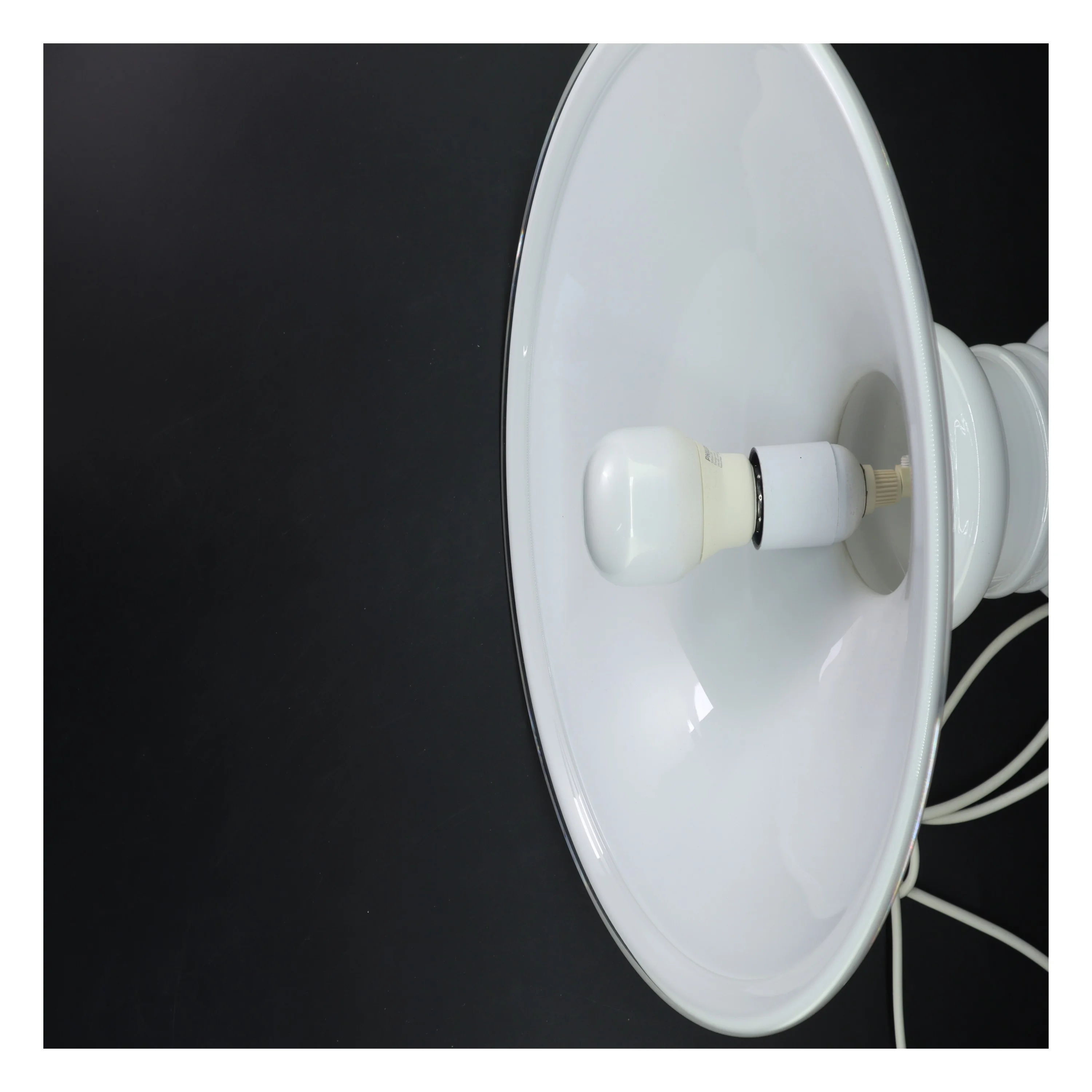 Hvid pendellampe fra Holmegaard (str. Ø 36 cm)