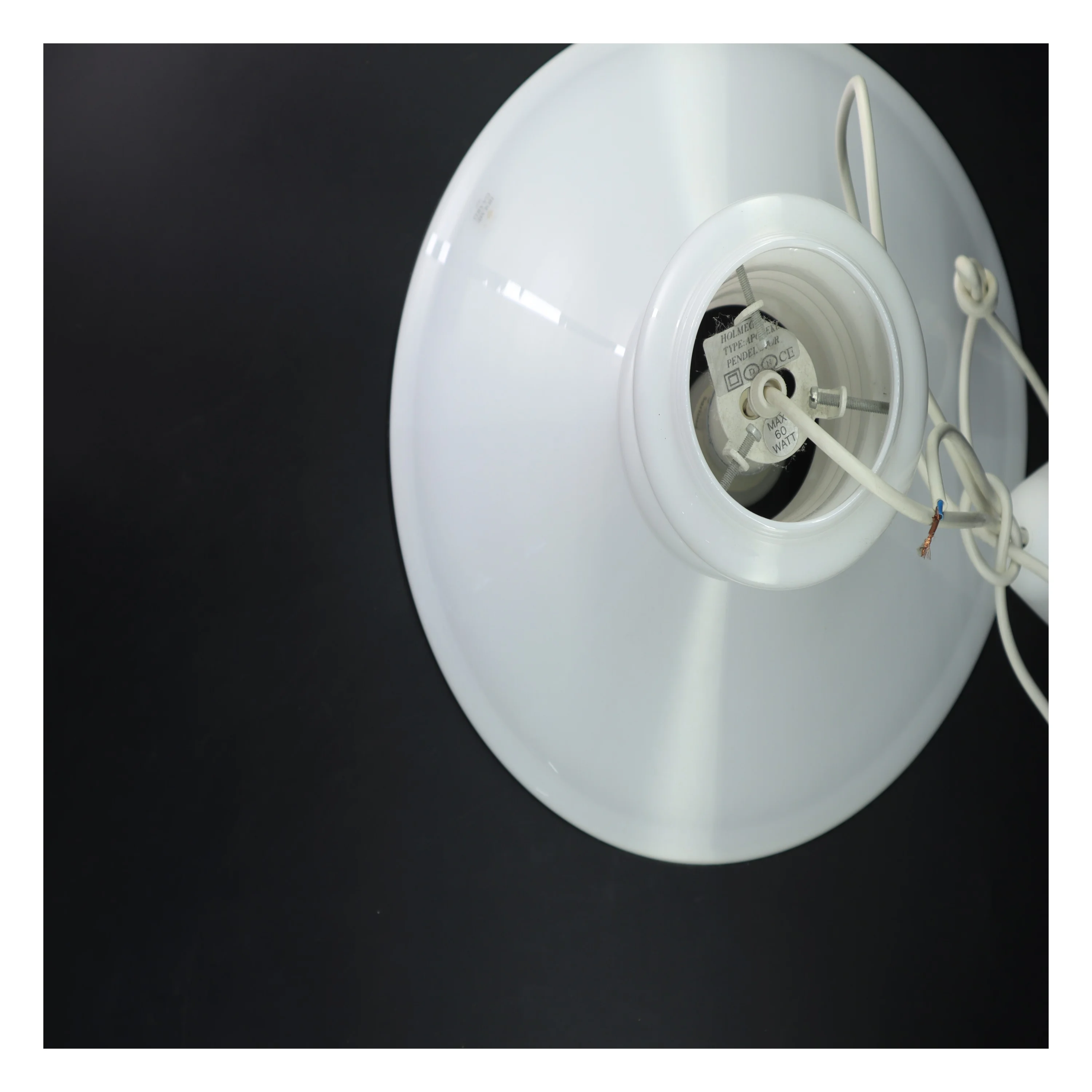 Hvid pendellampe fra Holmegaard (str. Ø 36 cm)