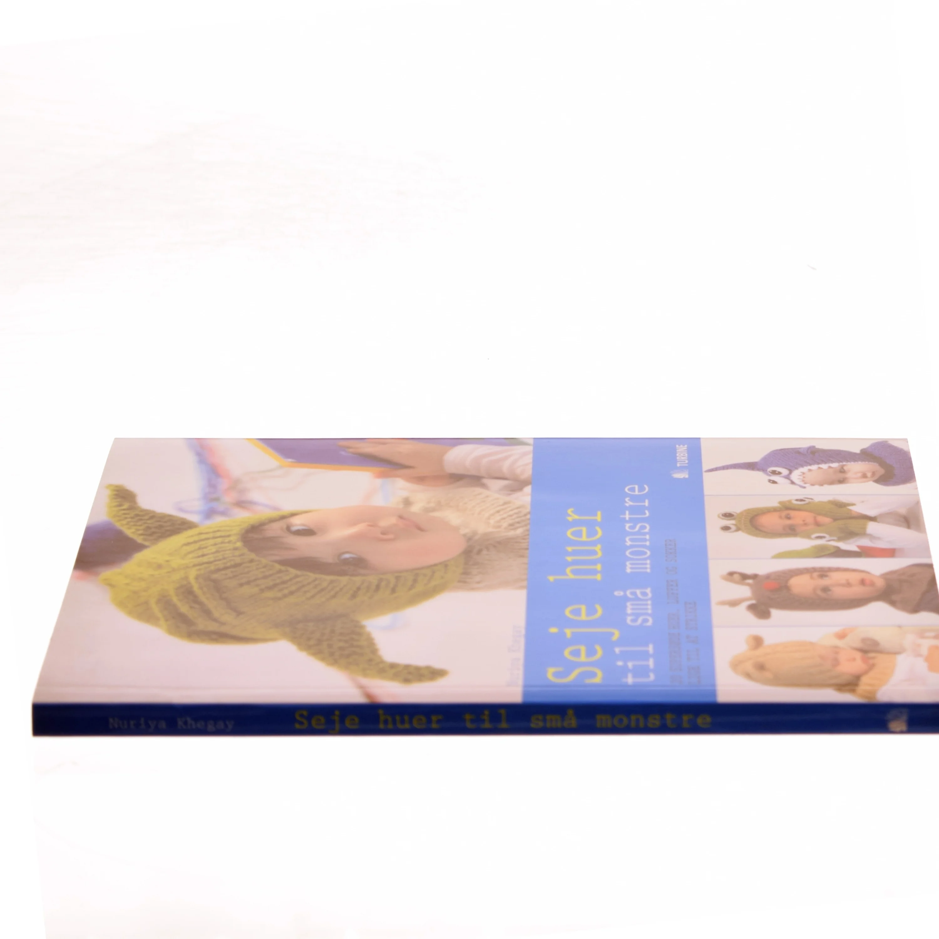 Seje huer til små monstre : 20 supersøde, strikkede huer, luffer og sokker af Nuriya Khegay (Bog)