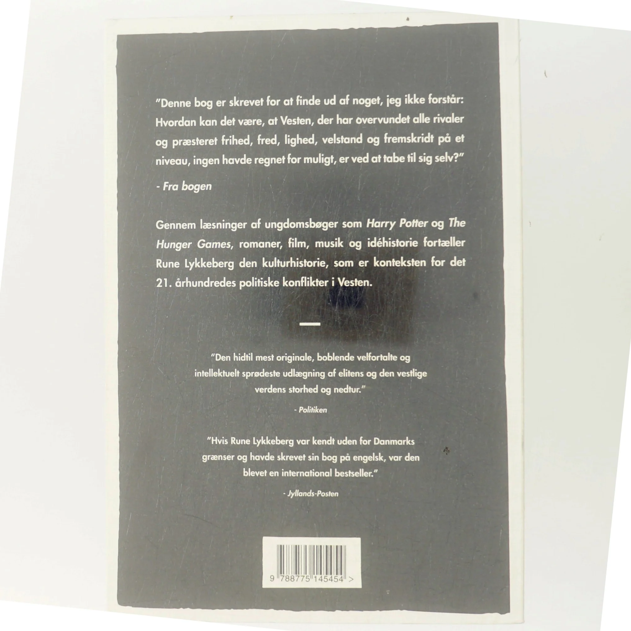 Vesten mod Vesten : fortællinger om det politiske opbrud fra efterkrigstiden til Brexit og Trump af Rune Lykkeberg (Bog)