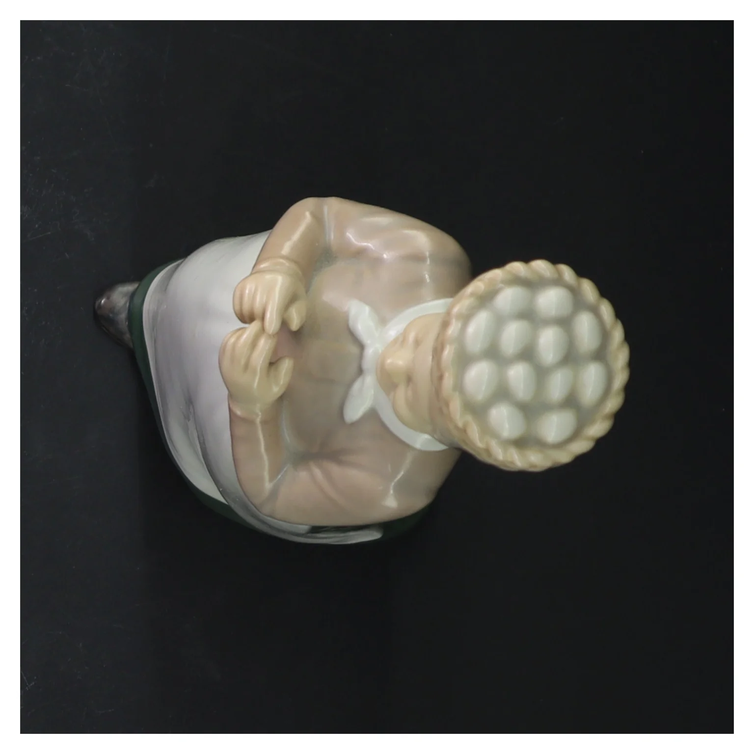 Porcelænsfigur af kvinde med kurv fra Bing Og Grøndal (str. 22 cm)