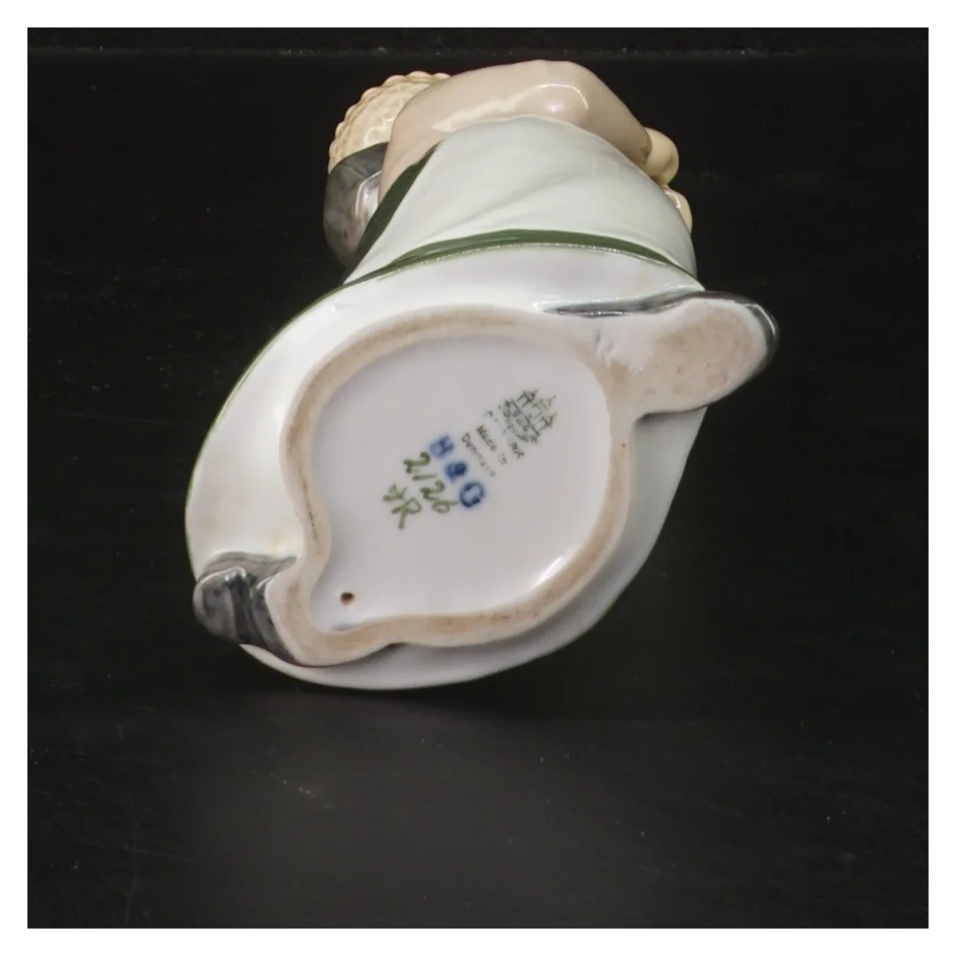 Porcelænsfigur af kvinde med kurv fra Bing Og Grøndal (str. 22 cm)