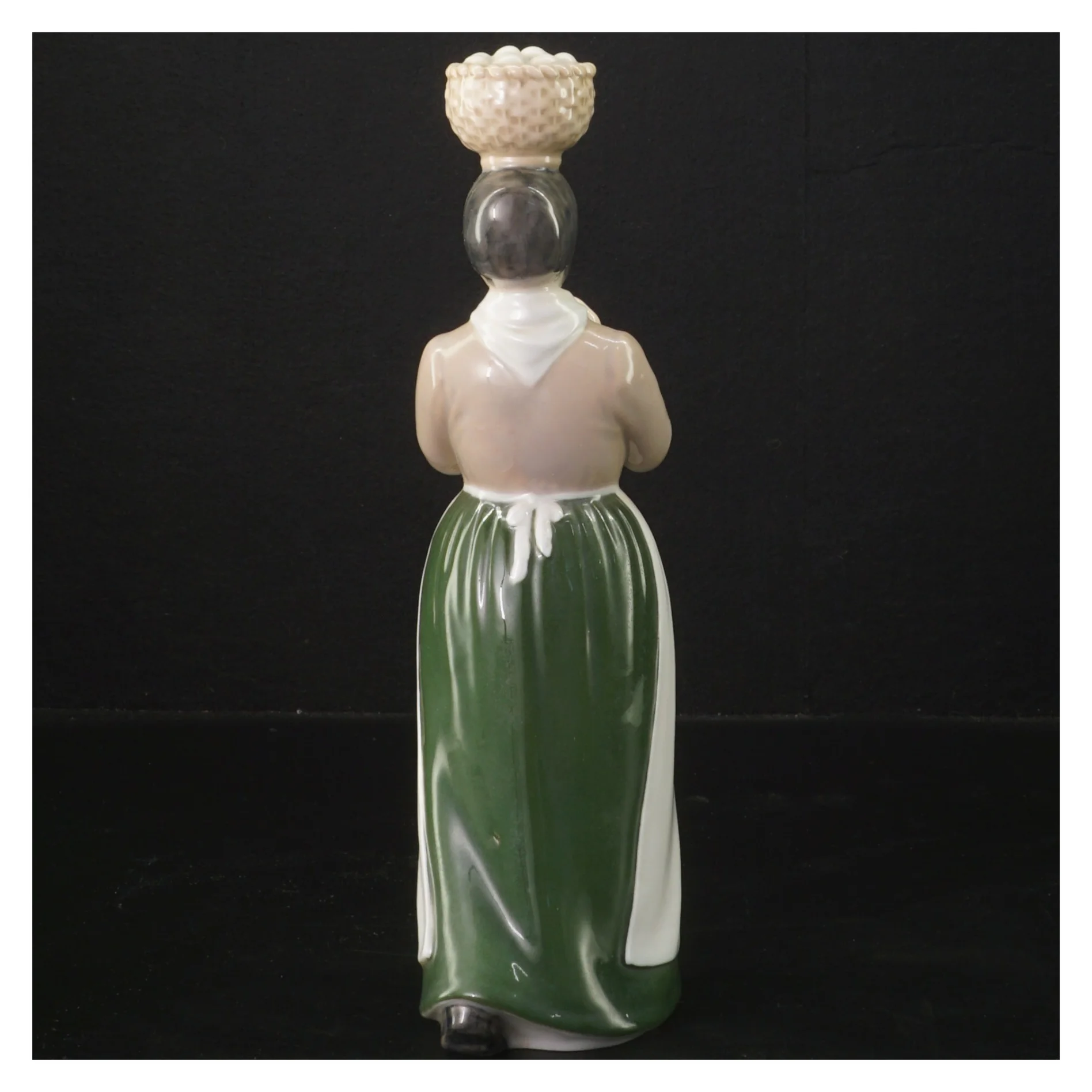 Porcelænsfigur af kvinde med kurv fra Bing Og Grøndal (str. 22 cm)