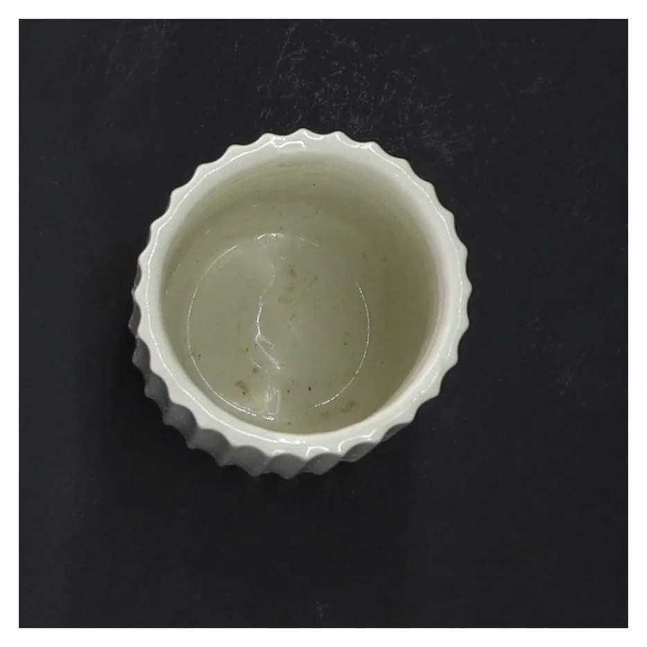 Hvid riflet vase fra Lyngby (str. 8 cm)