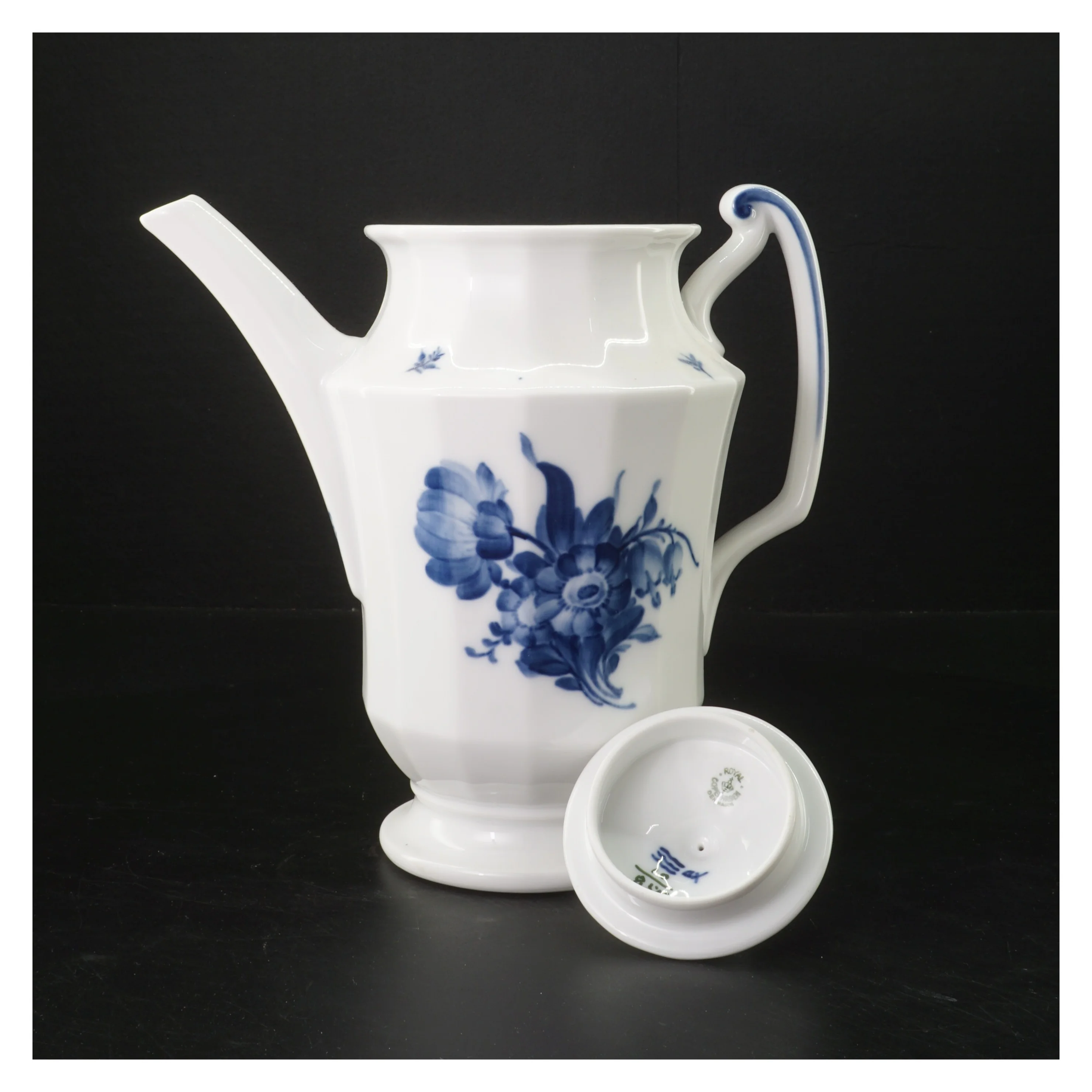 Porcelæns kaffekande med blå blomst fra Royal Copenhagen (str. 24 cm)