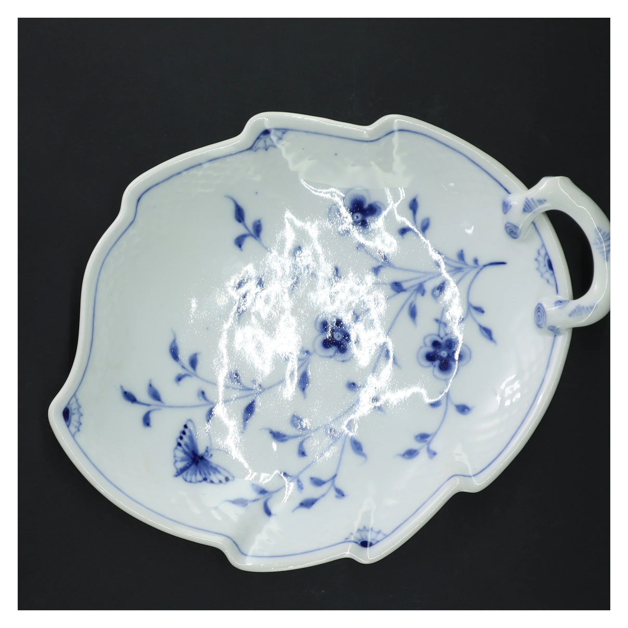 Porcelænsfad med blå floral dekoration fra B&G (str. 24x18,5 cm)