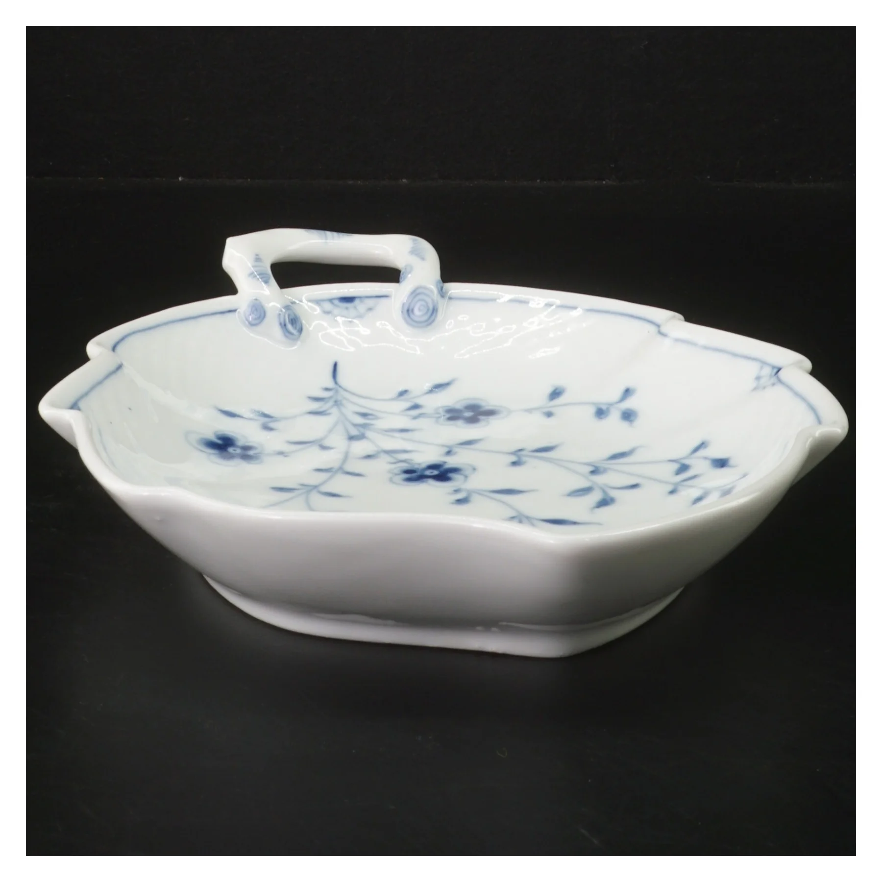 Porcelænsfad med blå floral dekoration fra B&G (str. 24x18,5 cm)