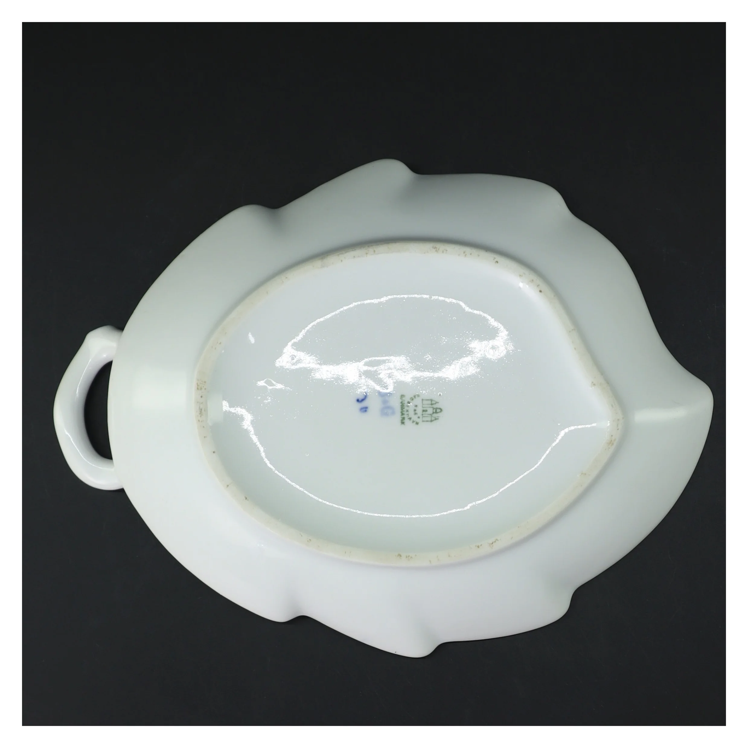 Porcelænsfad med blå floral dekoration fra B&G (str. 24x18,5 cm)