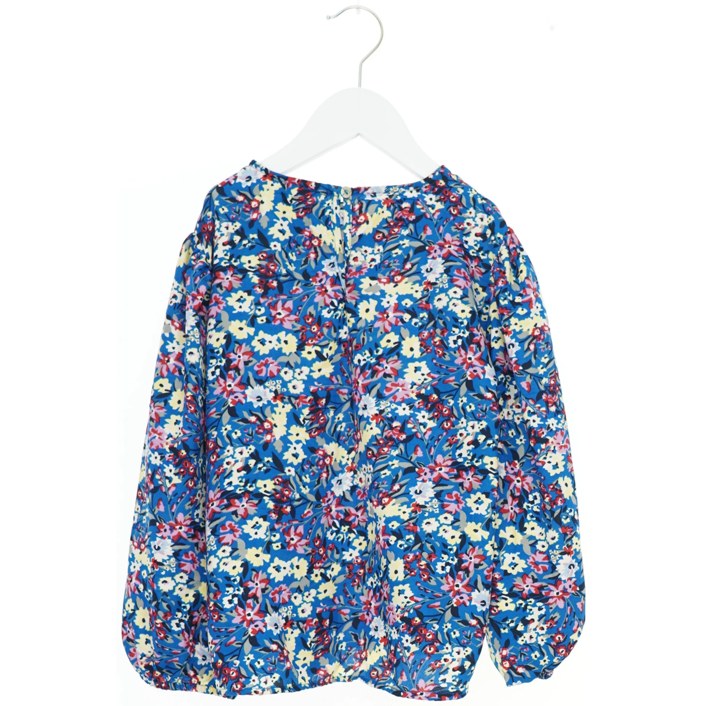 Bluse med blomstermønster fra Name It (str. 134)