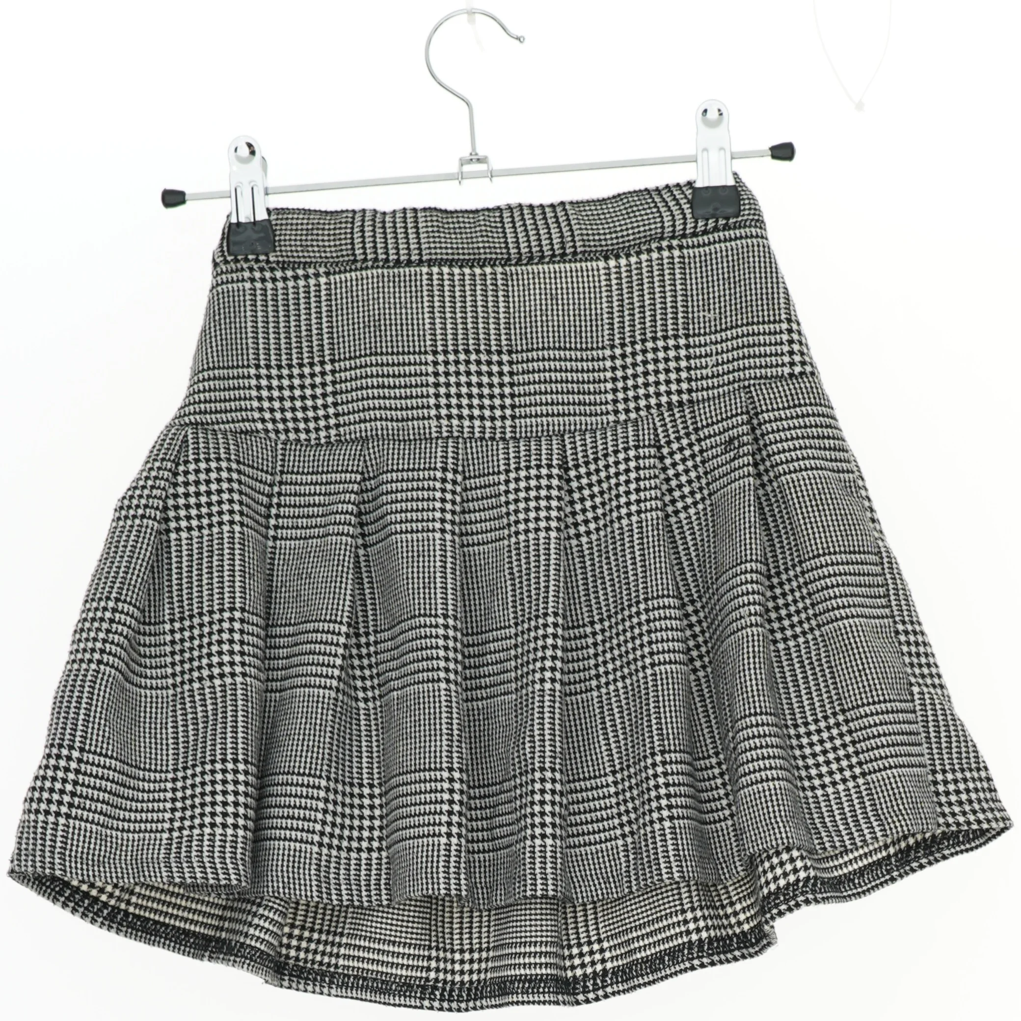 Ternet nederdel med plisseringer fra H&M (str. 134)