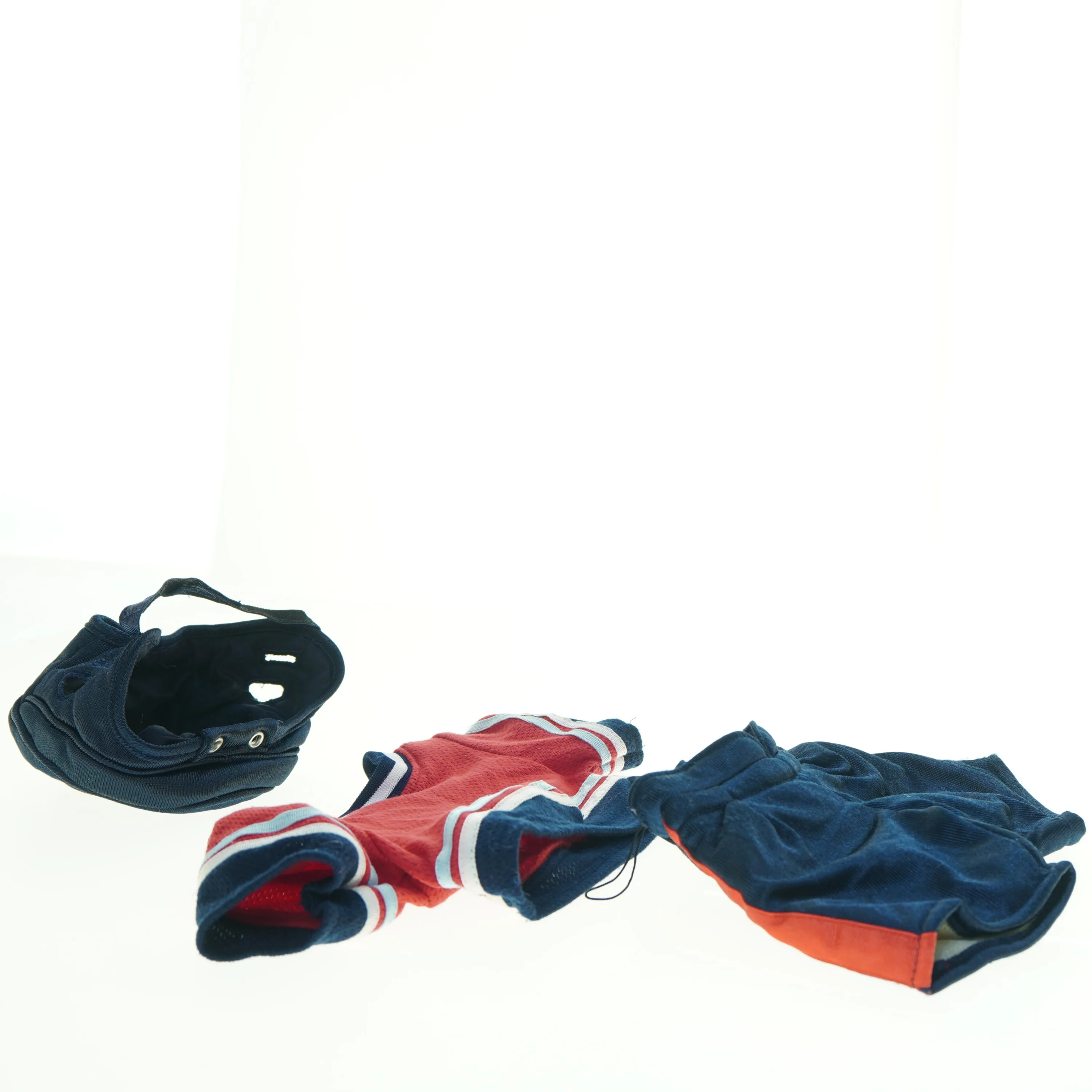 Sports tøj med kasket fra Build a Bear (str. 17 x 20 cm og 15 x, 19 cm)