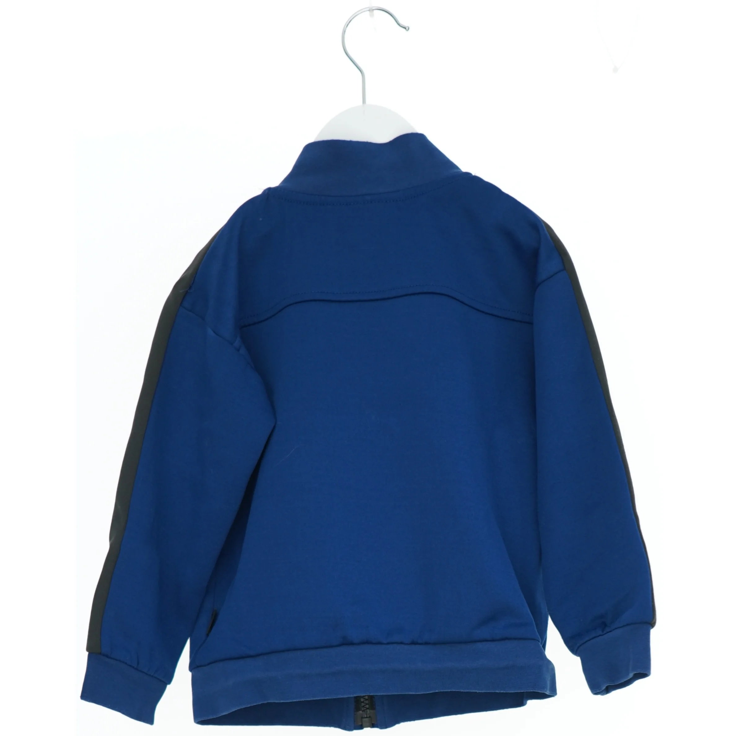 Børnejakke med lynlås fra Molo (str. 104)