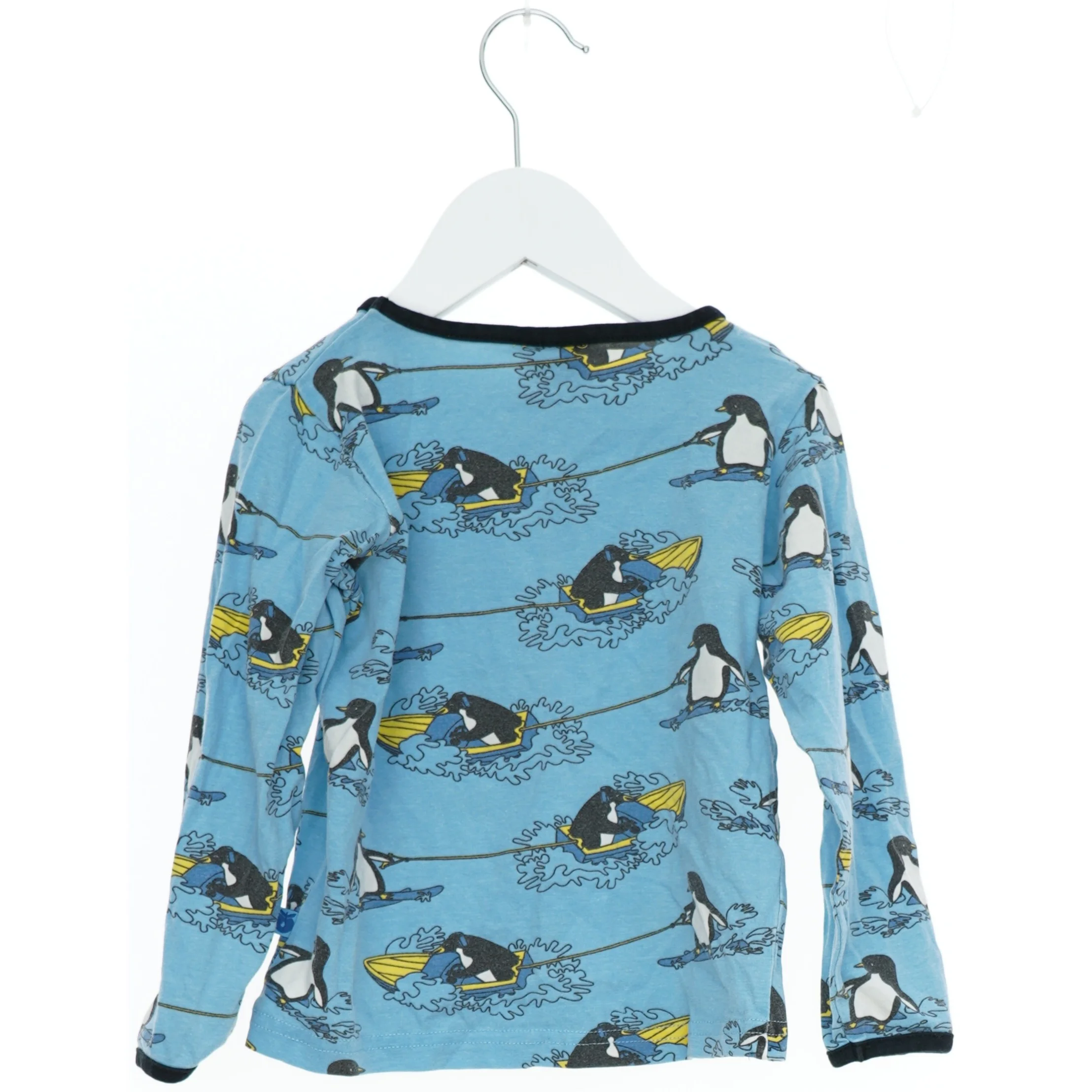 Langærmet bluse med pingvinmønster fra Småfolk (str. 98)