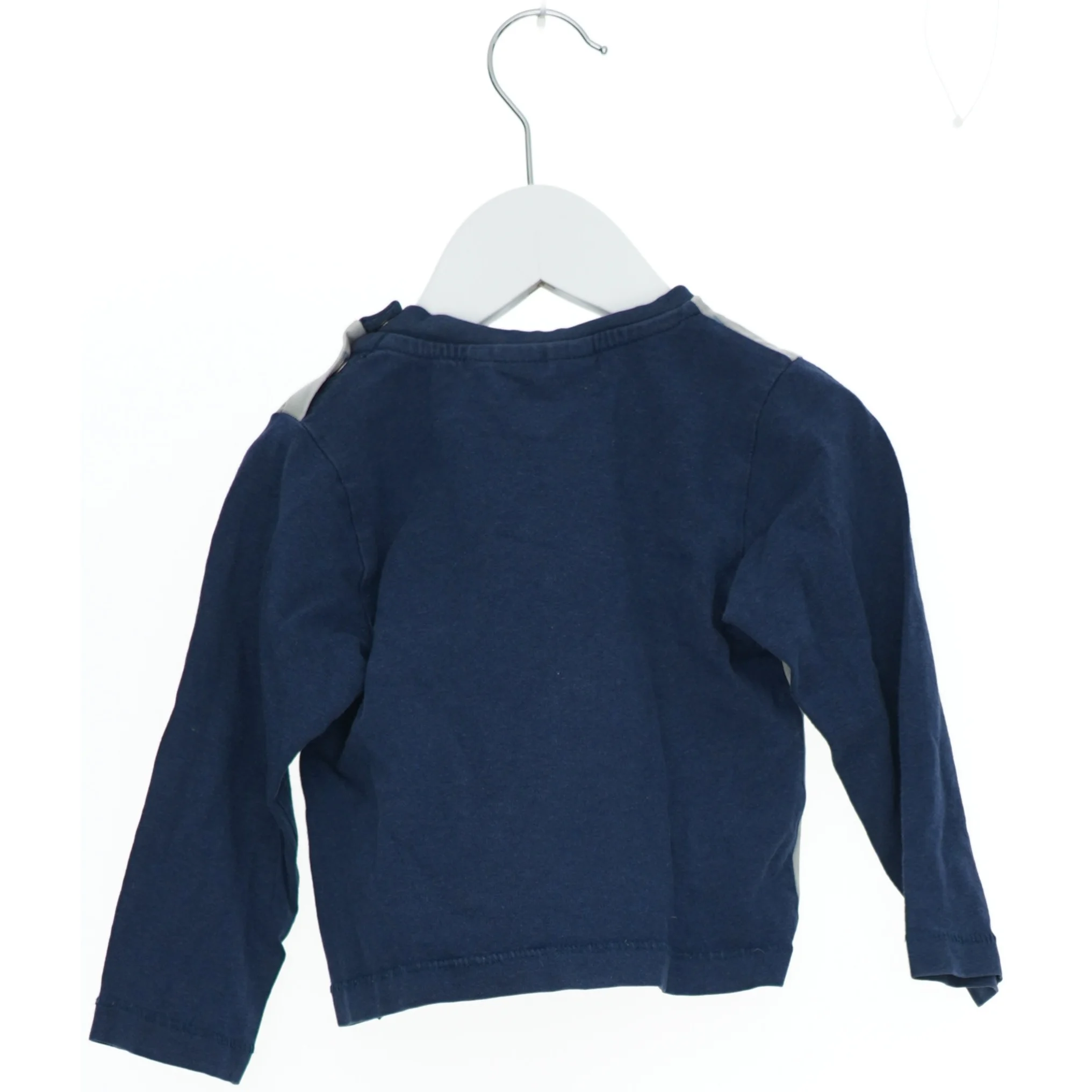 Langærmet børnetrøje med print fra Molo (str. 86)