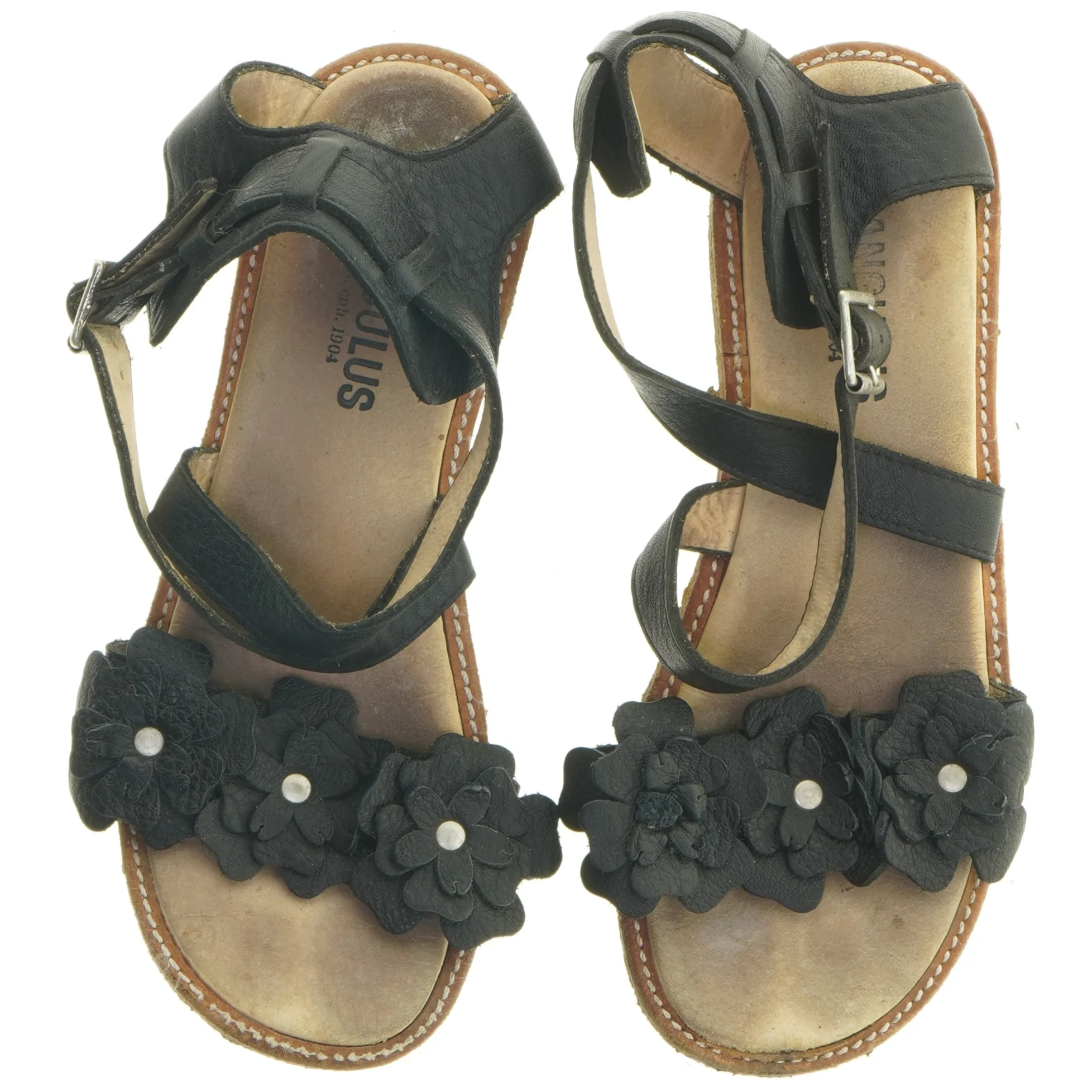 Sorte sandaler med blomsterdetalje (str. 37 )